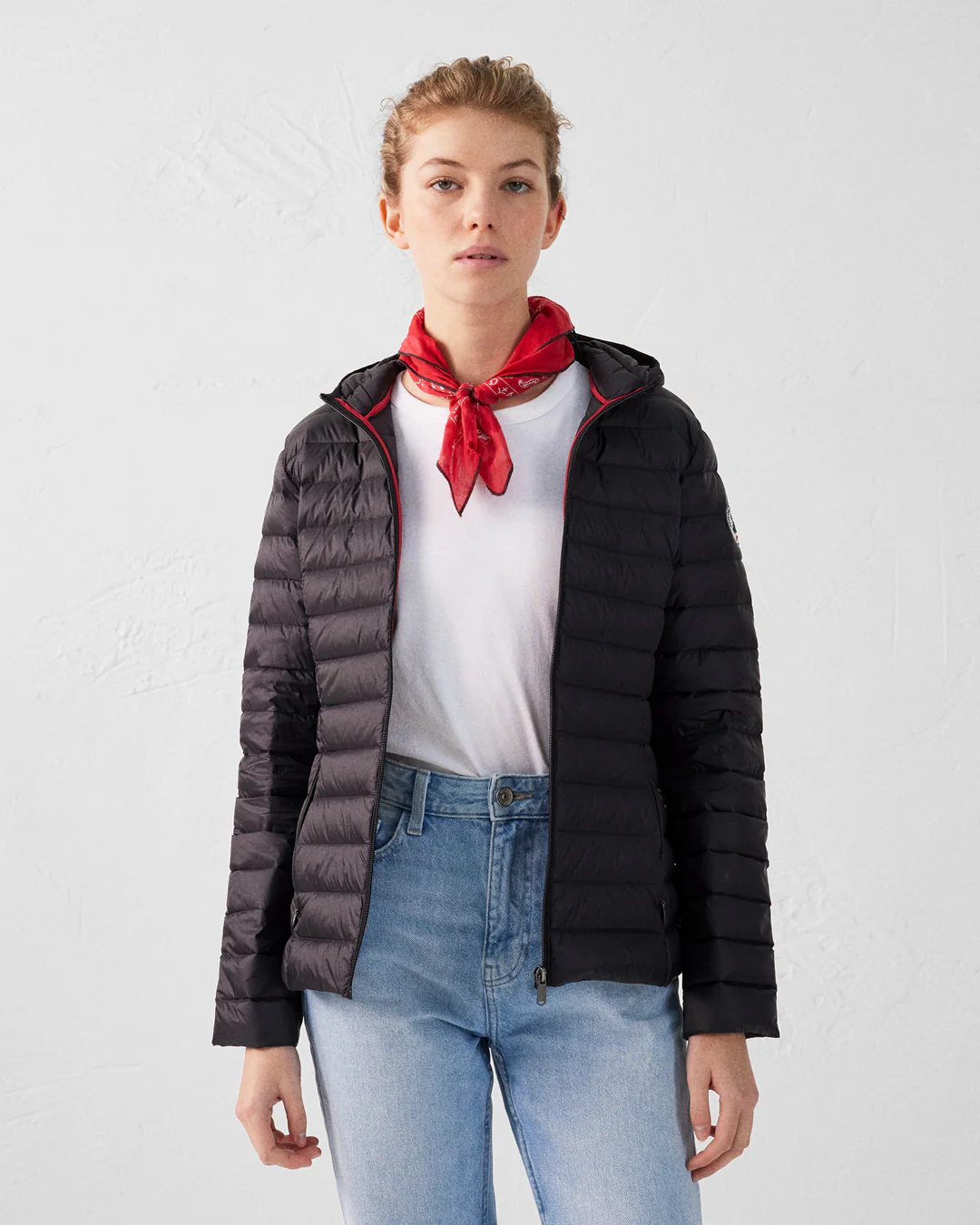 Chaqueta Jott Mujer Negra Cloe – Ligera, Entallada y con Capucha Chaqueta Jott Mujer Negra Cloe – Ligera, Entallada y con Capucha