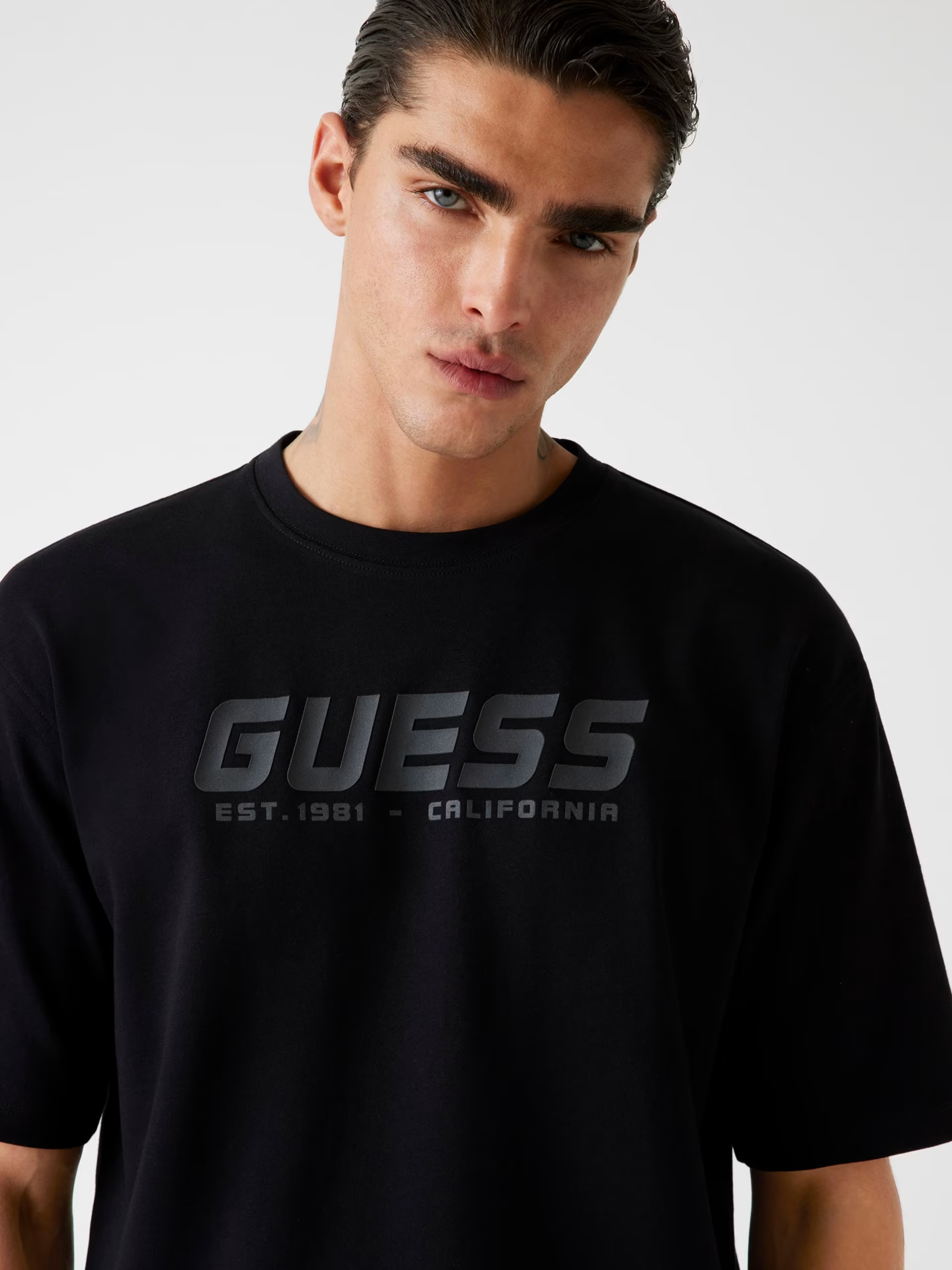 Camiseta Guess Negra Logo California – Básica Hombre