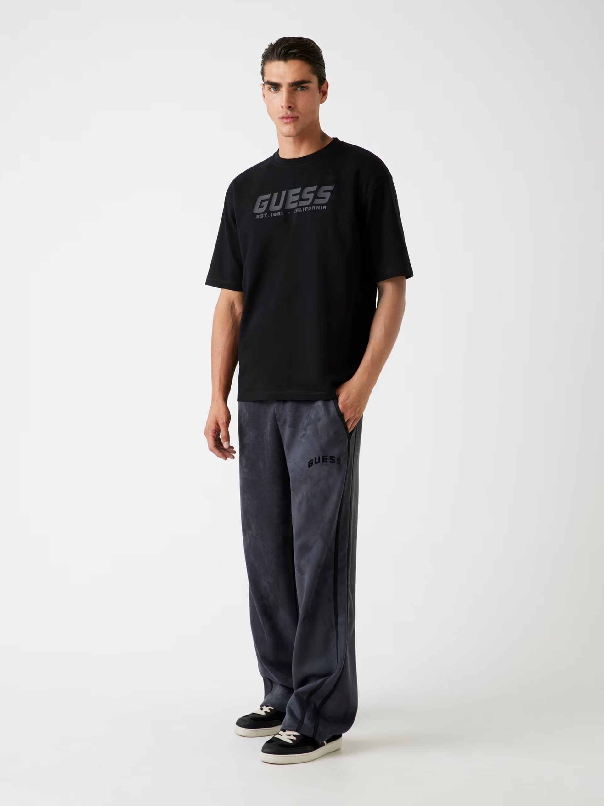 Camiseta Guess Negra Logo California – Básica Hombre