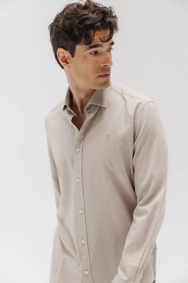 Camisa El Pulpo Beige Garment – Estilo Versátil con Toque Elegante