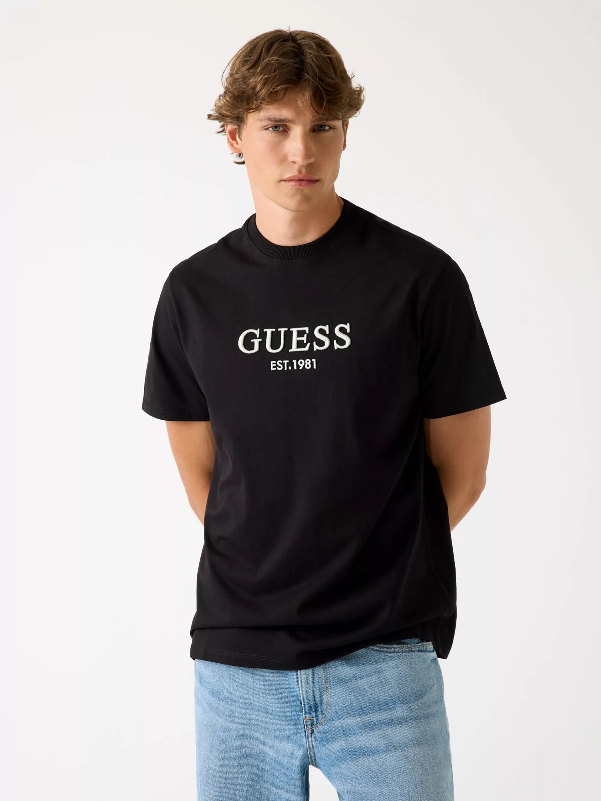 Camiseta Guess Hombre Negra Est.1981 – Logo Bordado Clásico