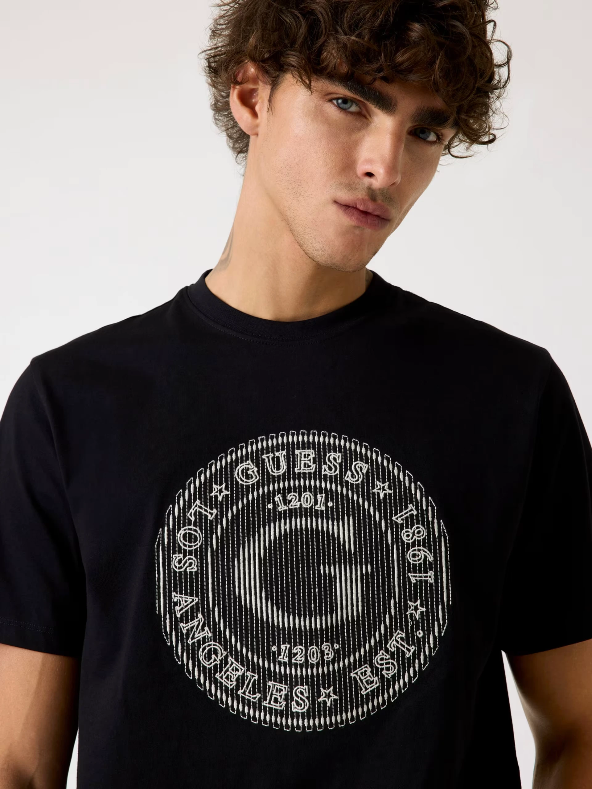 Camiseta Guess Hombre Negra – Logo Circular Estilo Urbano