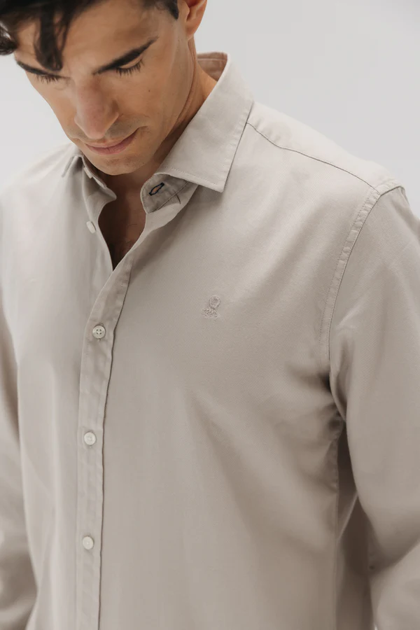 Camisa El Pulpo Beige Garment – Estilo Versátil con Toque Elegante