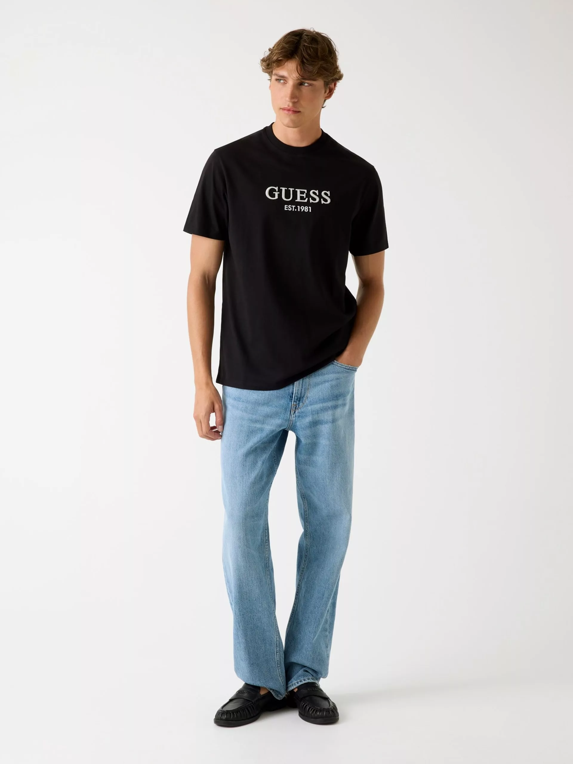 Camiseta Guess Hombre Negra Est.1981 – Logo Bordado Clásico