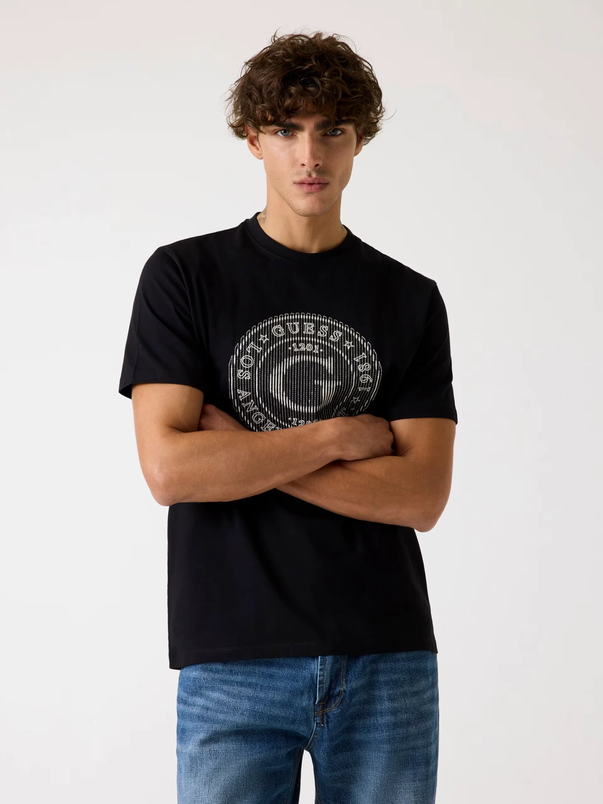 Camiseta Guess Hombre Negra – Logo Circular Estilo Urbano