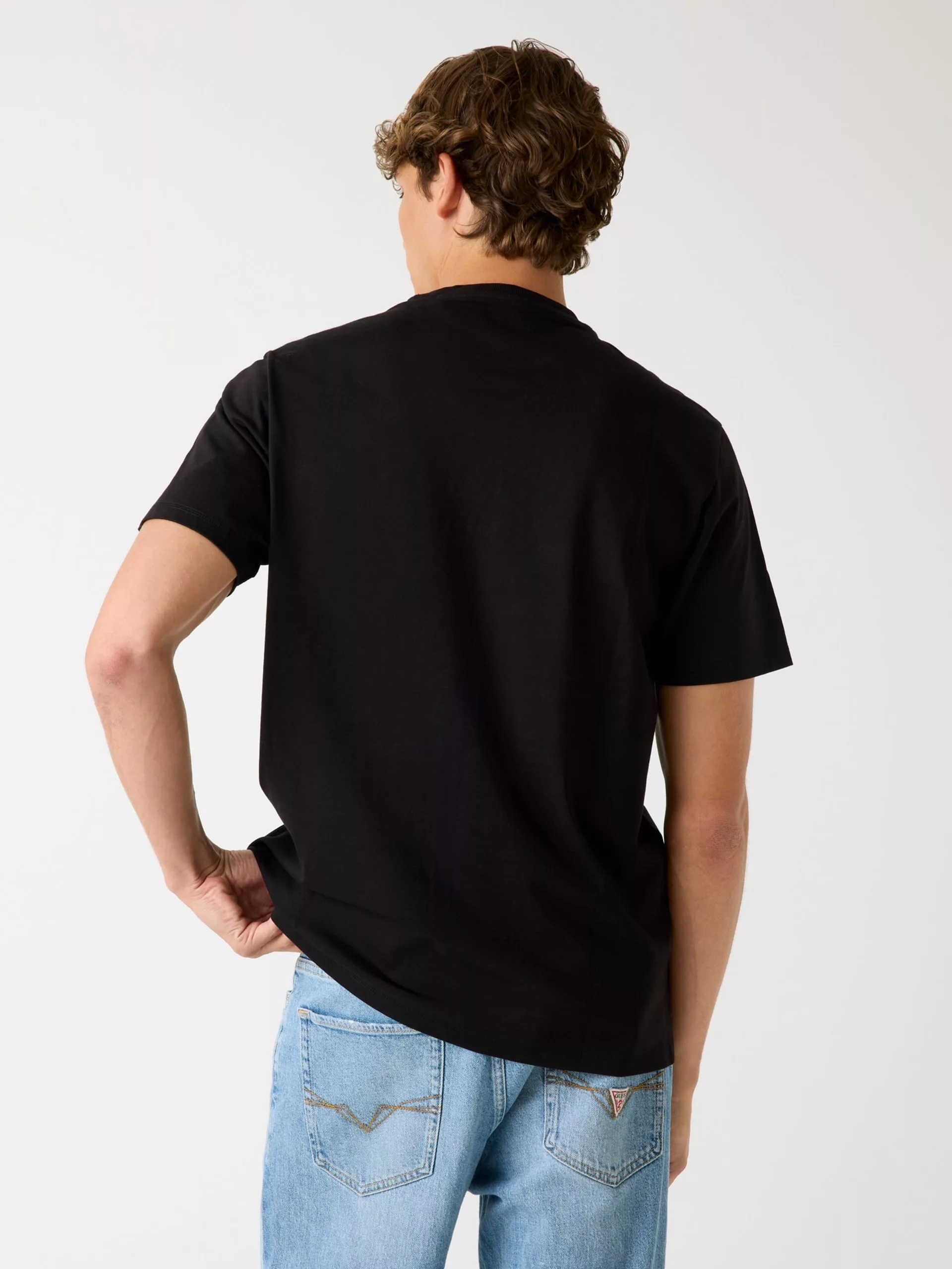 Camiseta Guess Hombre Negra Est.1981 – Logo Bordado Clásico