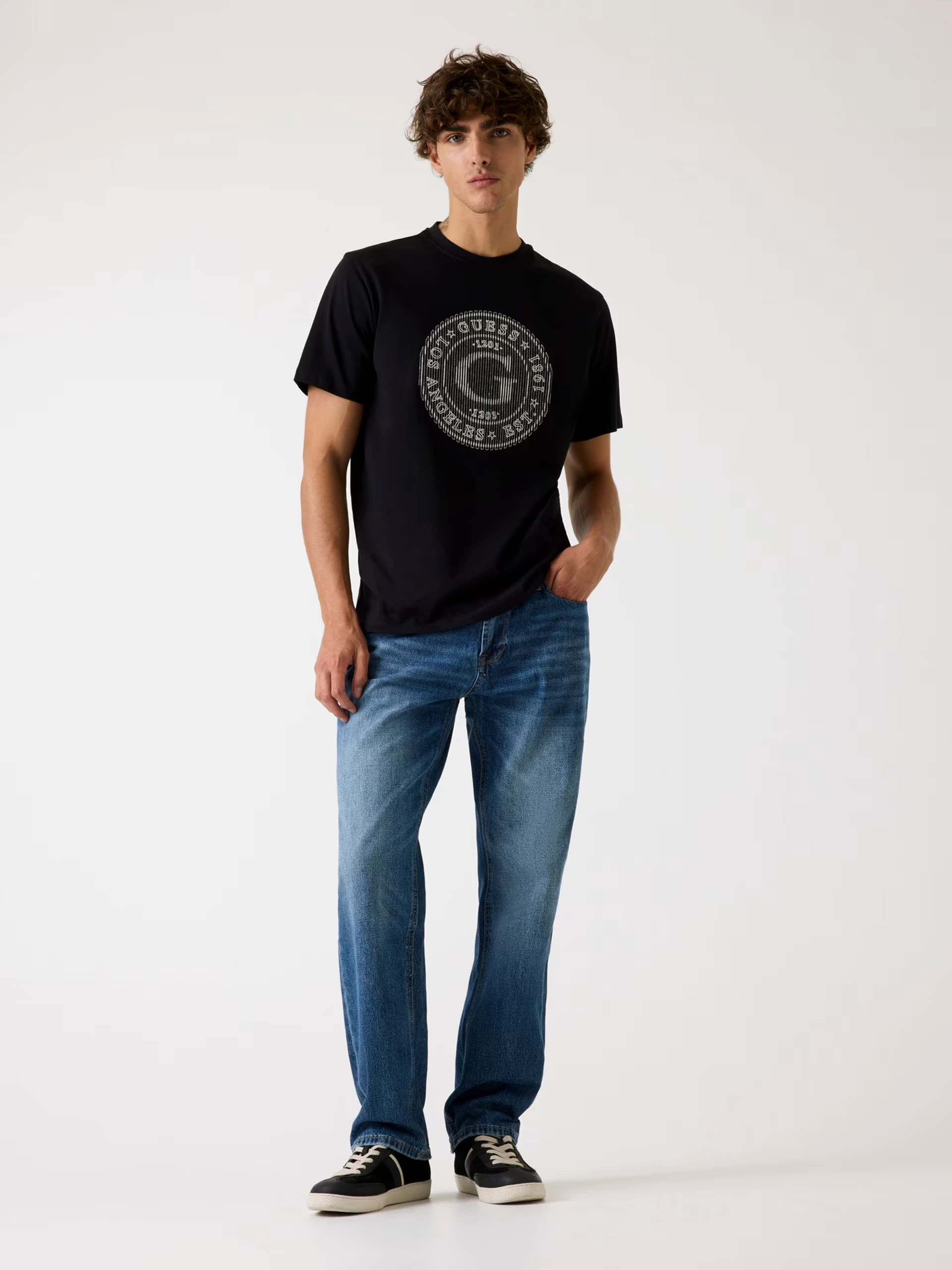 Camiseta Guess Hombre Negra – Logo Circular Estilo Urbano