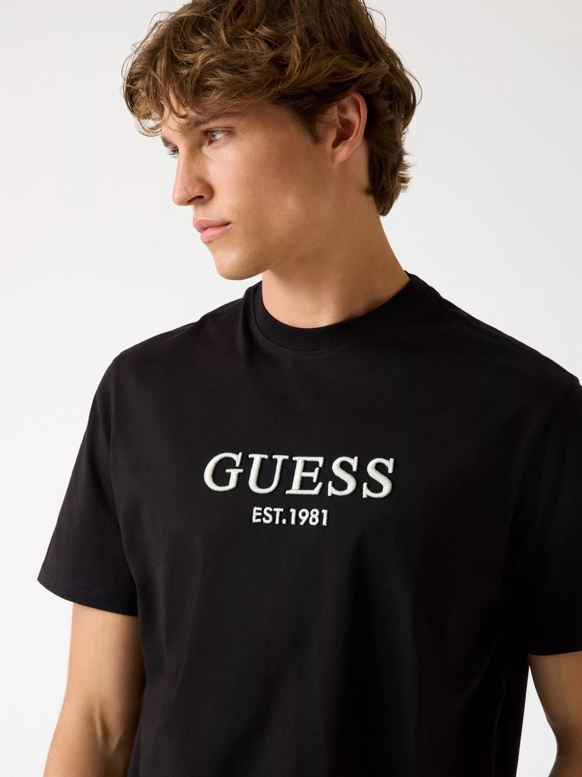 Camiseta Guess Hombre Negra Est.1981 – Logo Bordado Clásico
