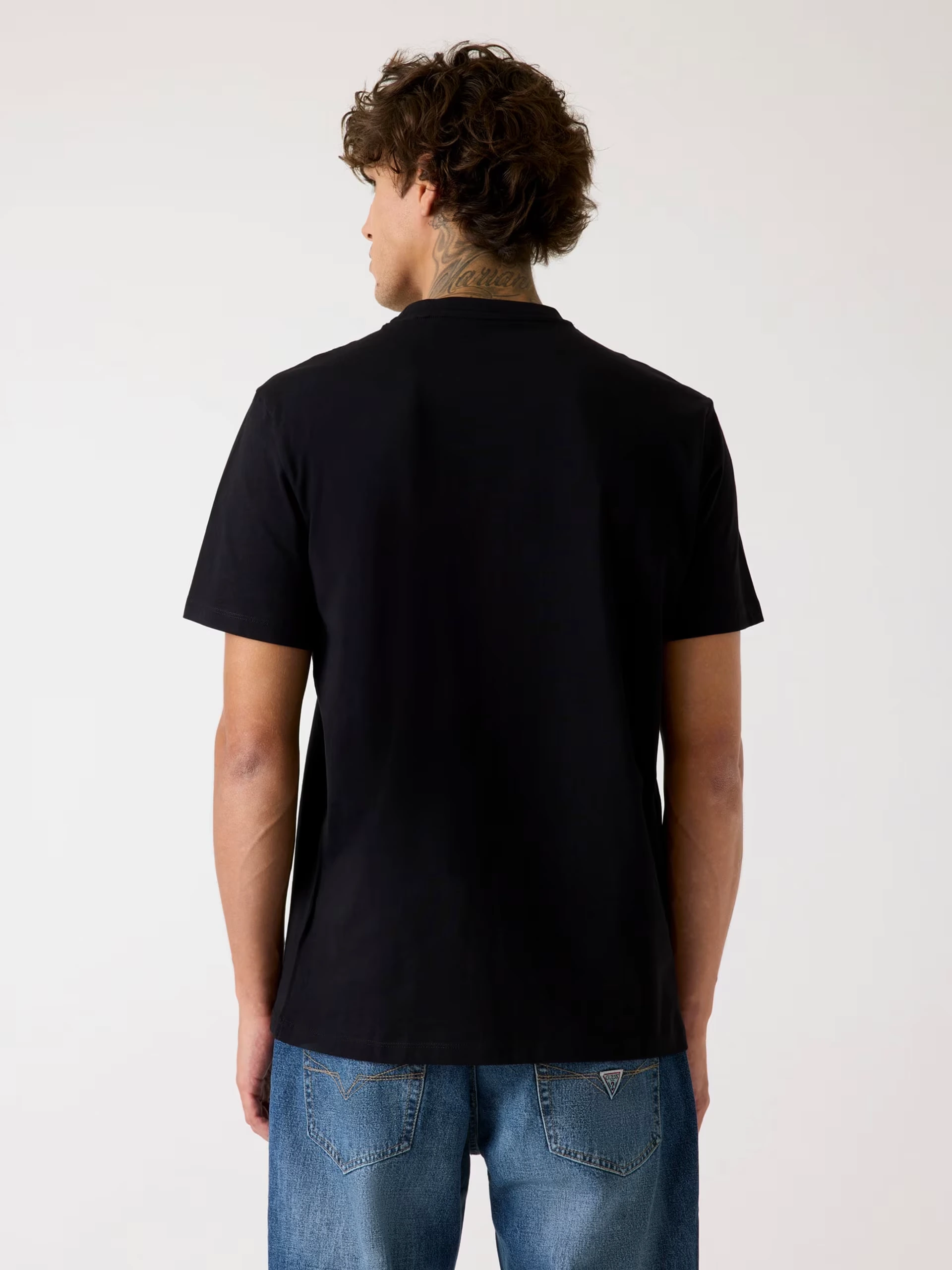 Camiseta Guess Hombre Negra – Logo Circular Estilo Urbano