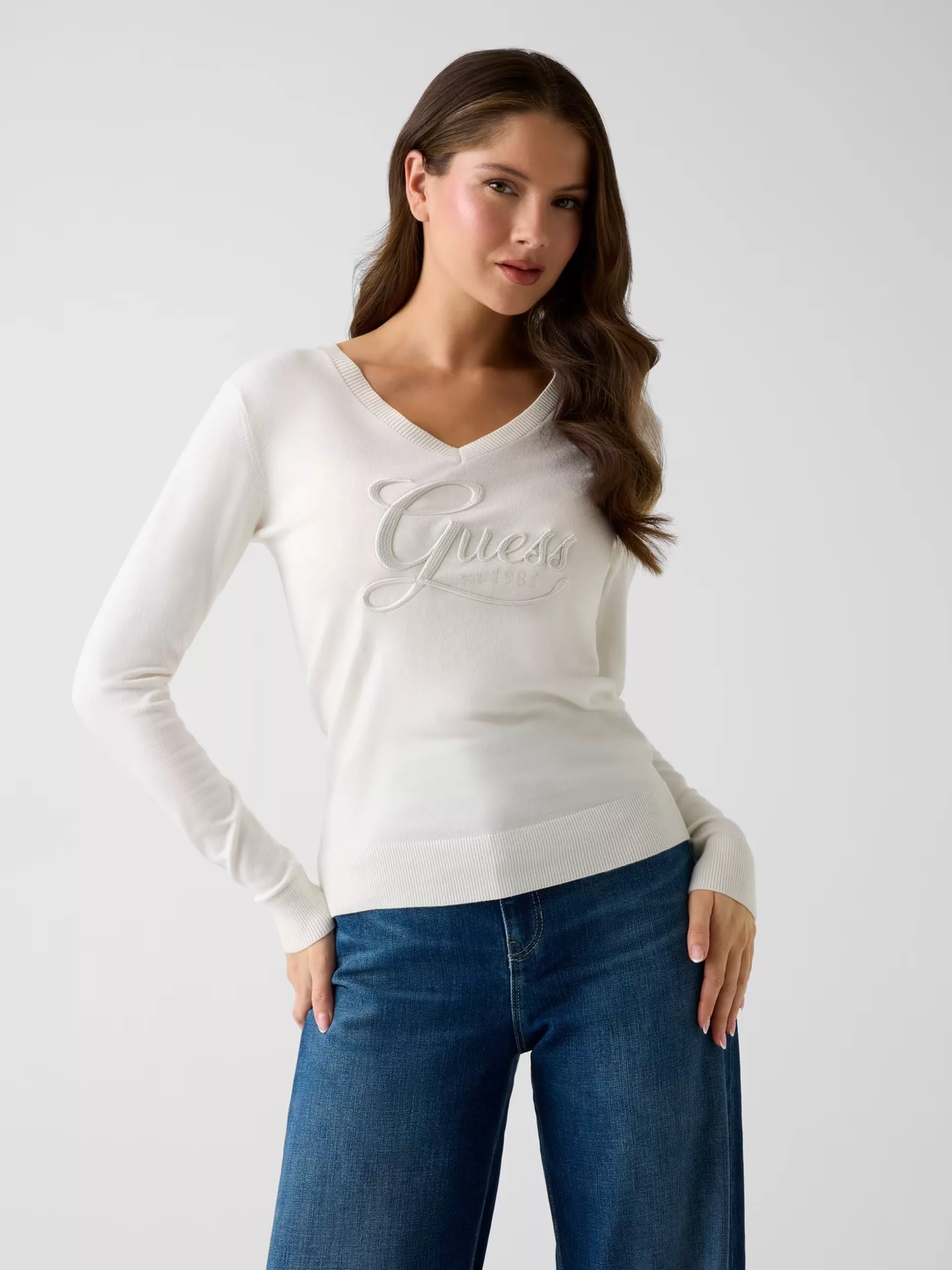 Jersey Blanco con Pedrería Logo – Elegante y Cómodo Jersey Blanco con Pedrería Logo – Elegante y Cómodo