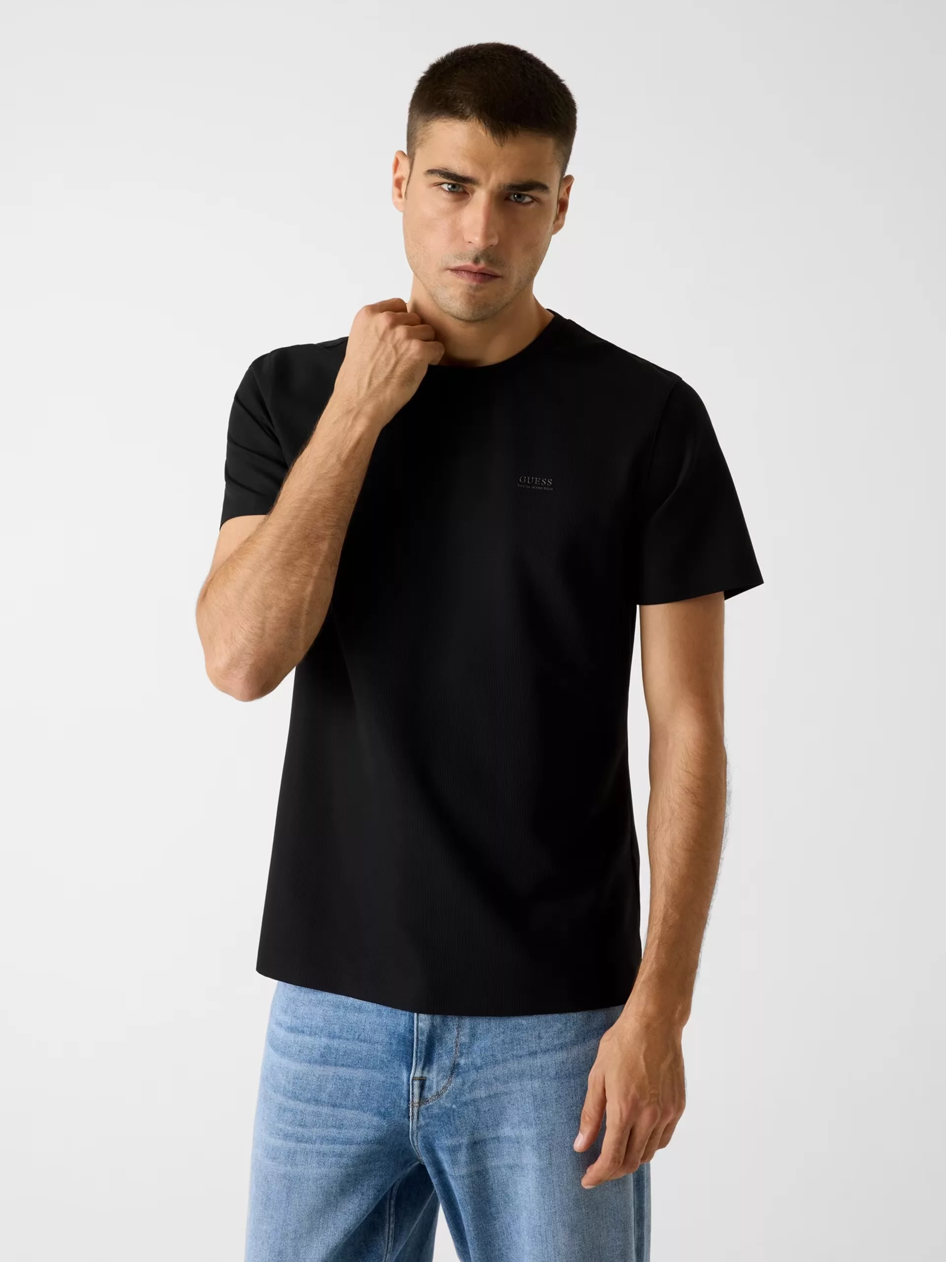 Camiseta Negra Guess Hombre – Algodón Orgánico Slim Fit Camiseta Negra Guess Hombre – Algodón Orgánico Slim Fit