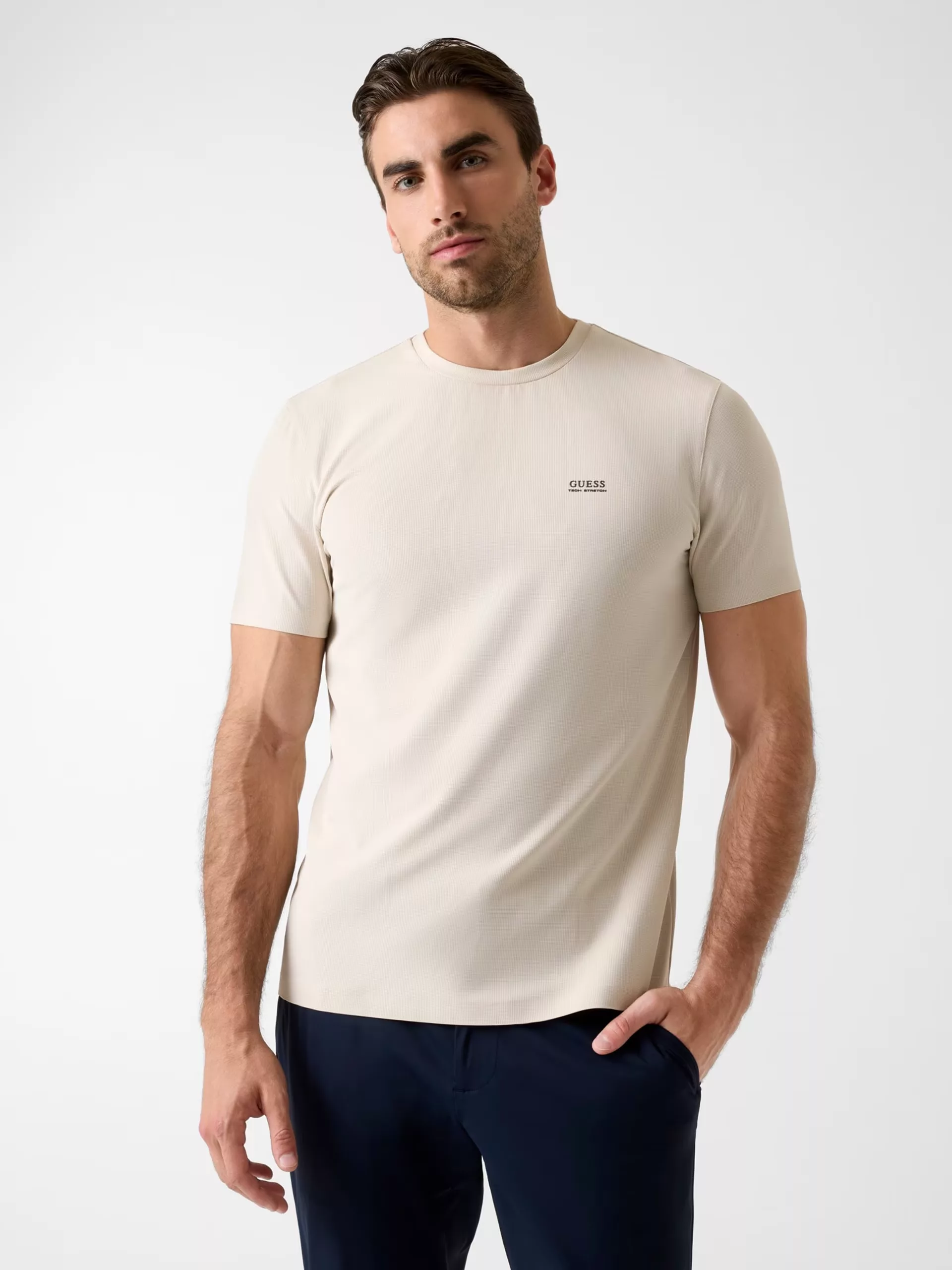 Camiseta Blanco Guess Hombre – Slim Fit con Algodón Orgánico Camiseta Blanco Guess Hombre – Slim Fit con Algodón Orgánico