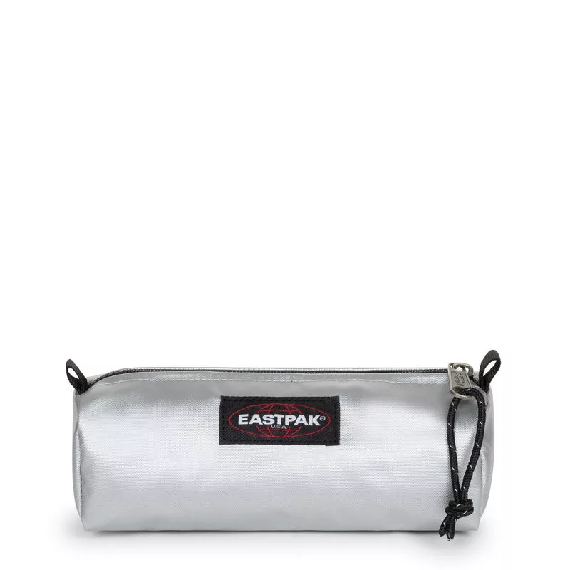 Estuche Eastpak Benchmark Plata Metalizada – Diseño Moderno y Resistente Estuche Eastpak Benchmark Plata Metalizada – Diseño Moderno y Resistente