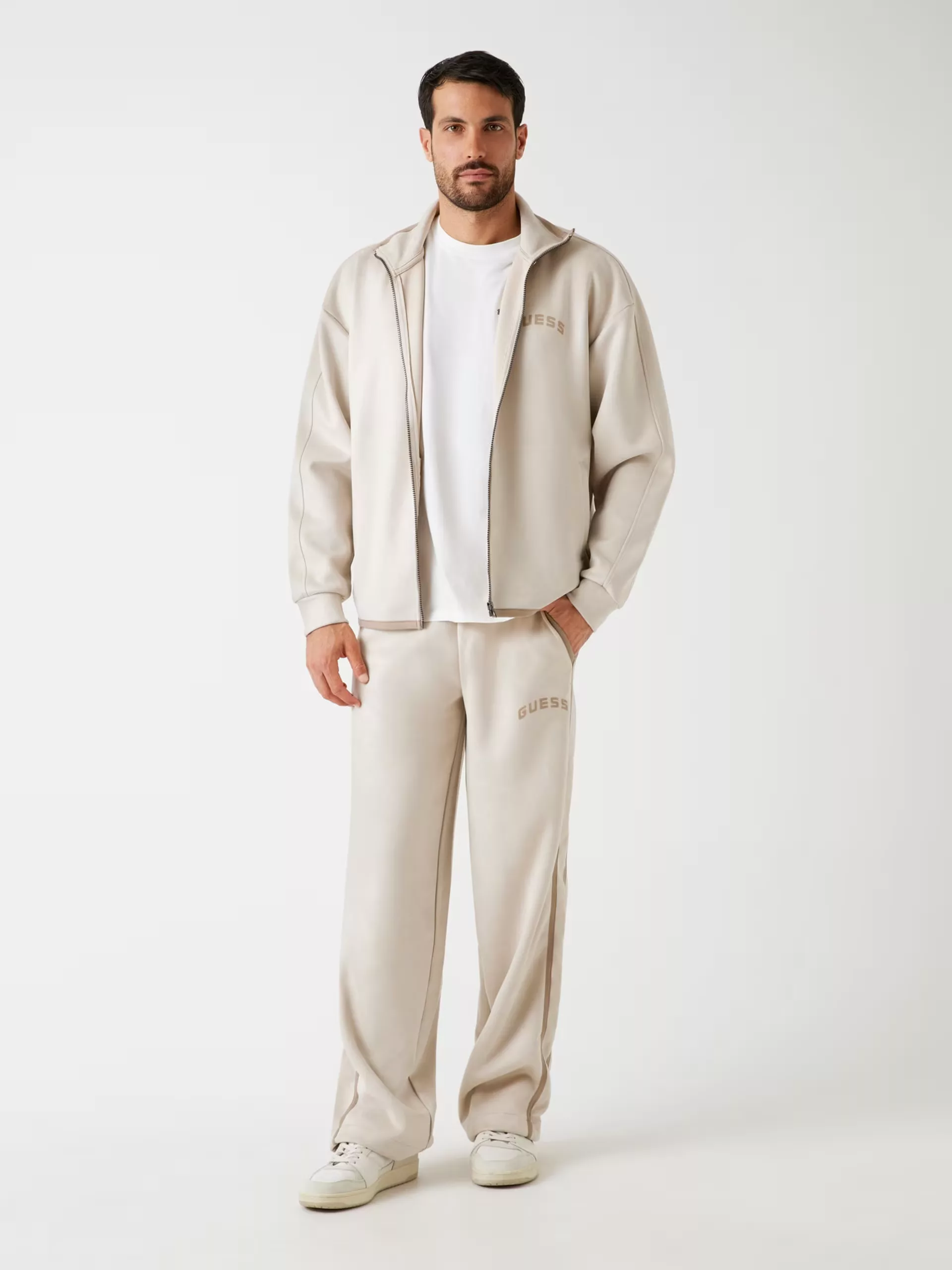 Chaqueta Guess Hombre Beige Claro – Cremallera y Logo