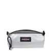Estuche Eastpak Benchmark Plata Metalizada – Diseño Moderno y Resistente Estuche Eastpak Benchmark Plata Metalizada – Diseño Moderno y Resistente