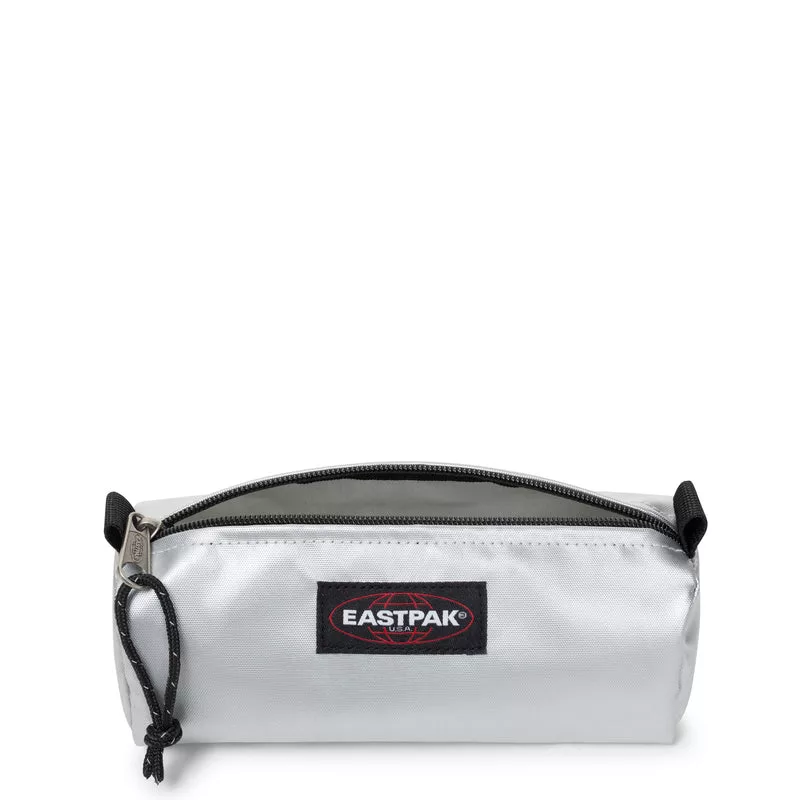 Estuche Eastpak Benchmark Plata Metalizada – Diseño Moderno y Resistente Estuche Eastpak Benchmark Plata Metalizada – Diseño Moderno y Resistente