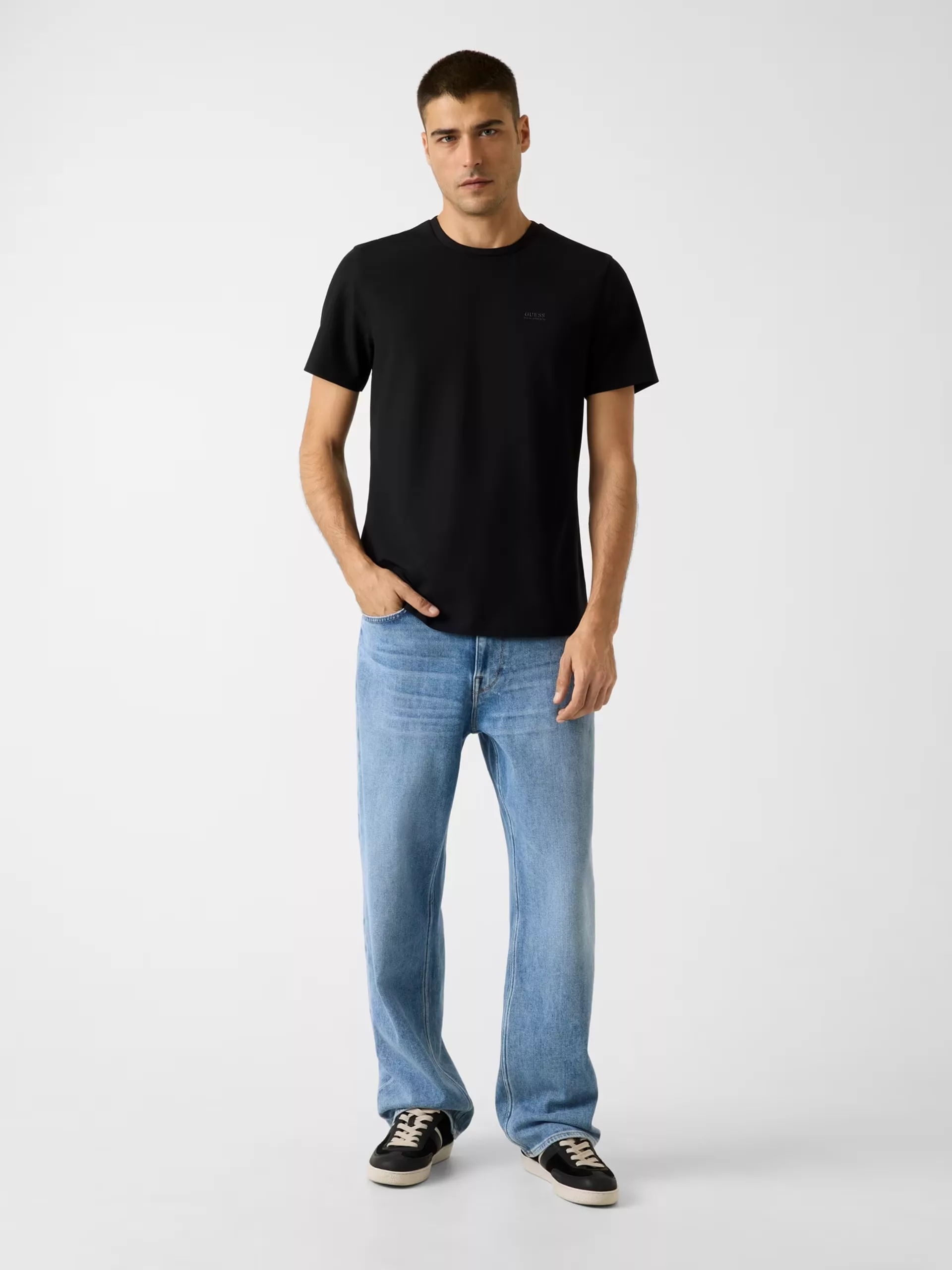 Camiseta Negra Guess Hombre – Algodón Orgánico Slim Fit Camiseta Negra Guess Hombre – Algodón Orgánico Slim Fit