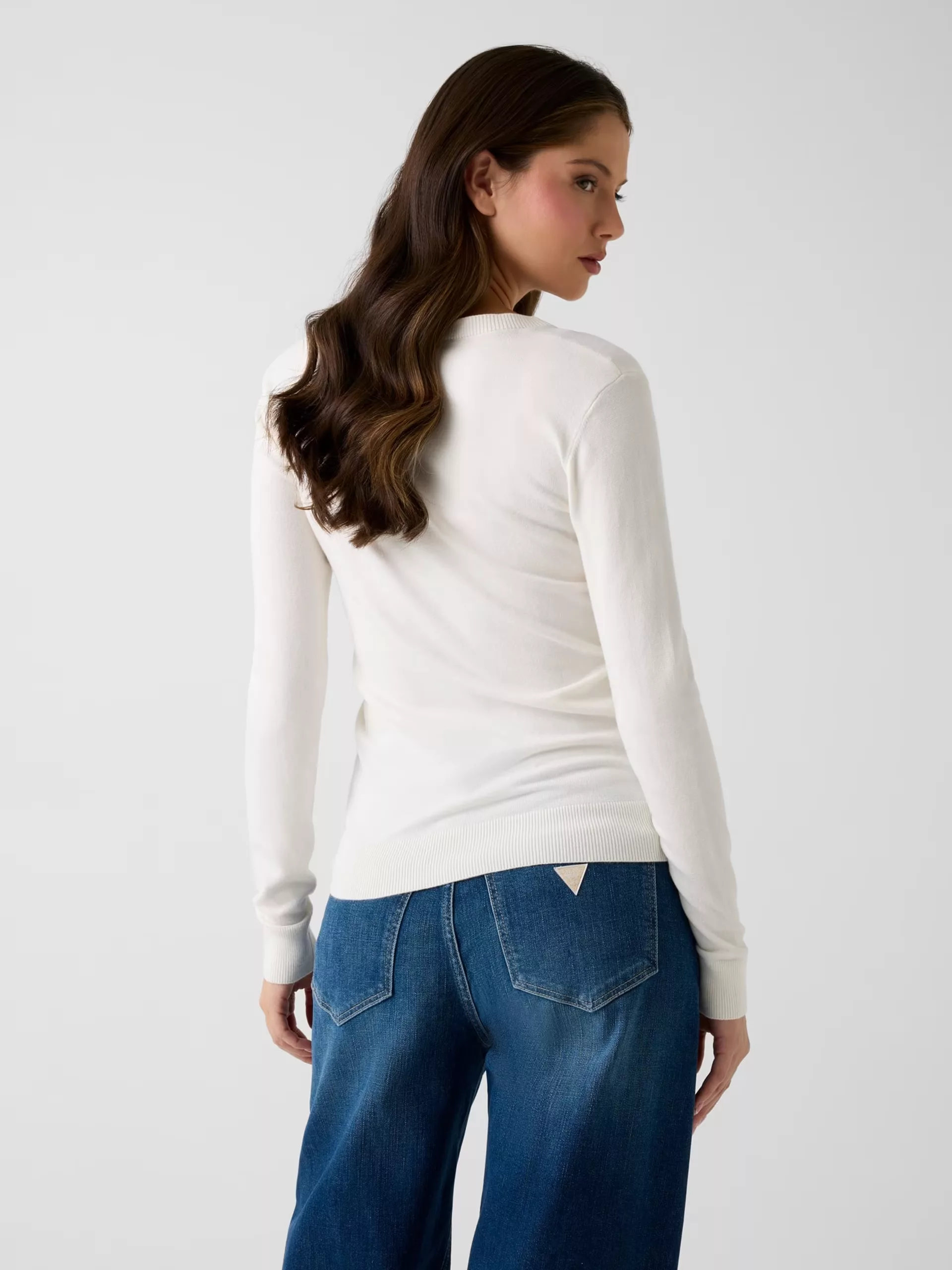 Jersey Blanco con Pedrería Logo – Elegante y Cómodo Jersey Blanco con Pedrería Logo – Elegante y Cómodo