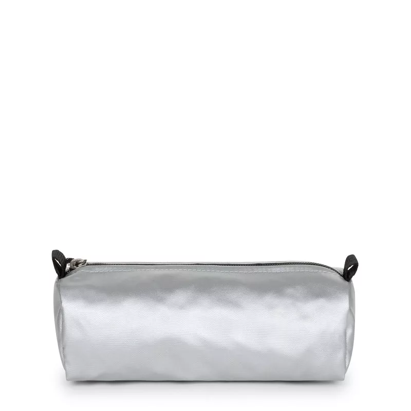 Estuche Eastpak Benchmark Plata Metalizada – Diseño Moderno y Resistente Estuche Eastpak Benchmark Plata Metalizada – Diseño Moderno y Resistente