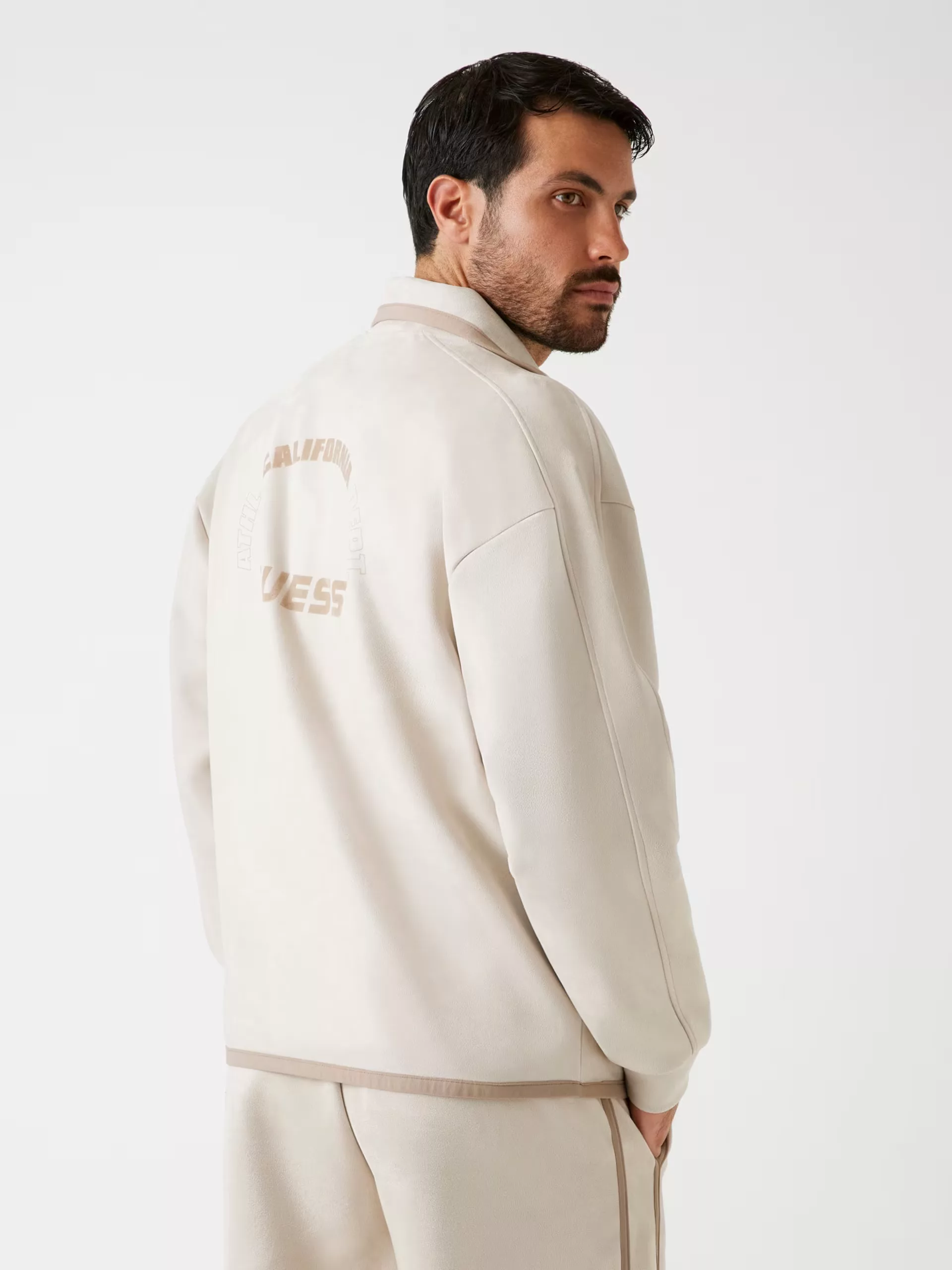 Chaqueta Guess Hombre Beige Claro – Cremallera y Logo