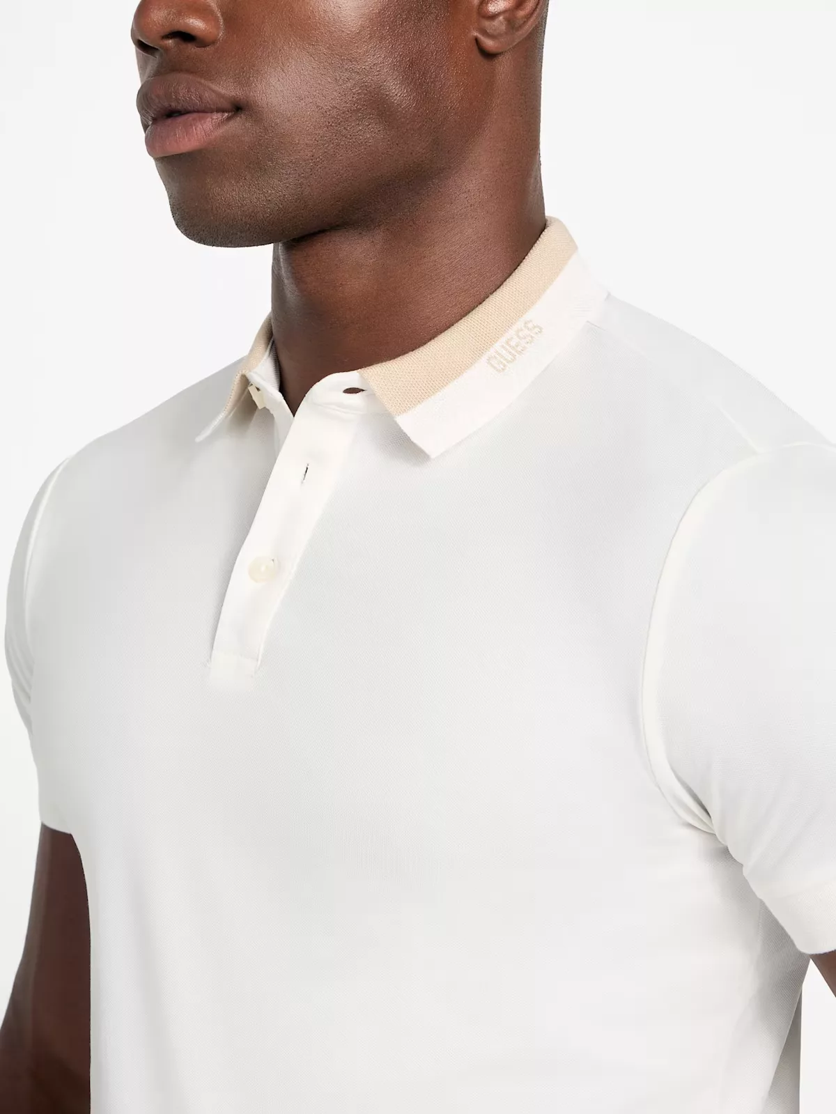 Polo Guess Hombre Beige con Cuello Contraste - Estilo Elegante y Deportivo