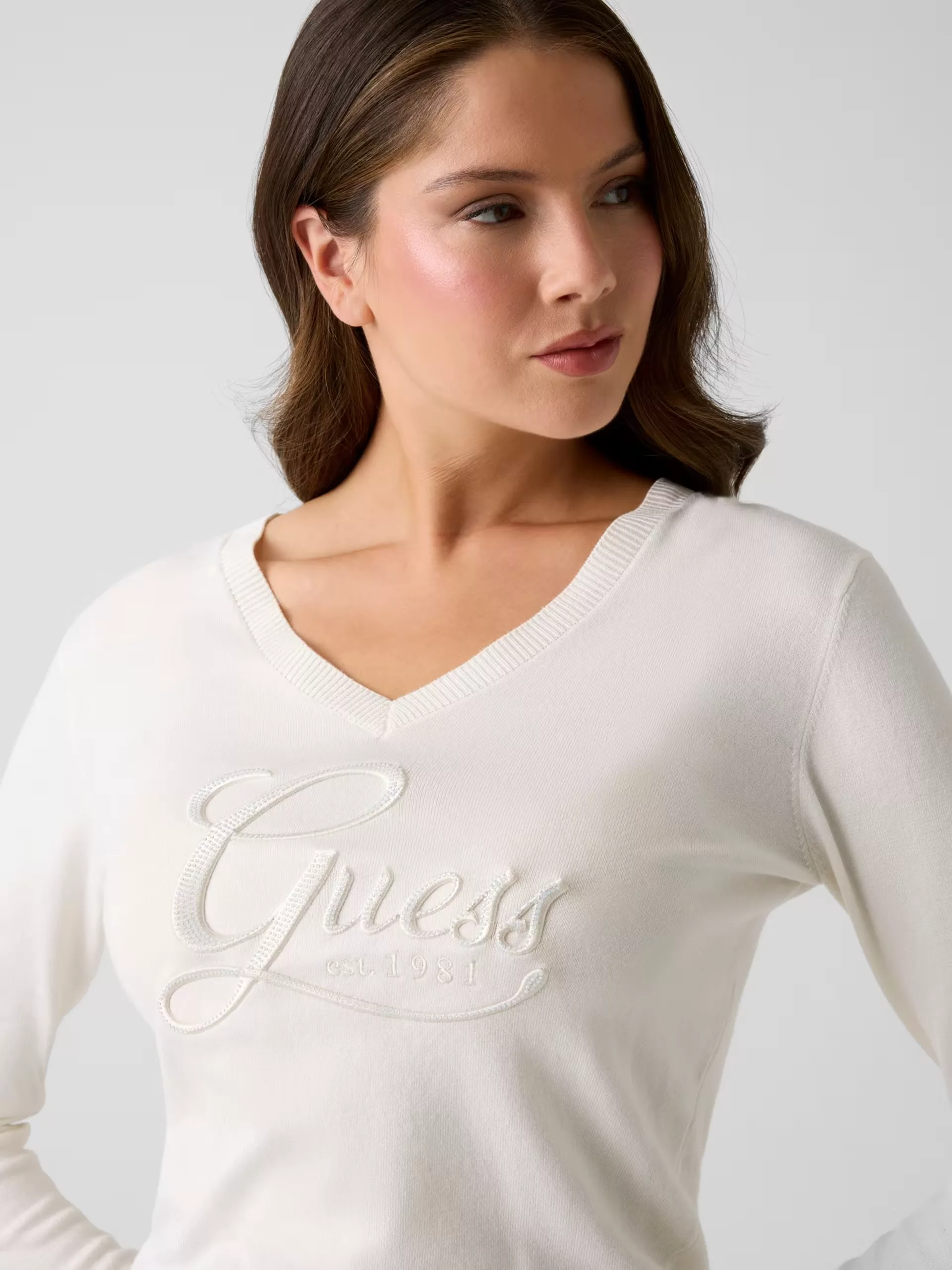 Jersey Blanco con Pedrería Logo – Elegante y Cómodo Jersey Blanco con Pedrería Logo – Elegante y Cómodo
