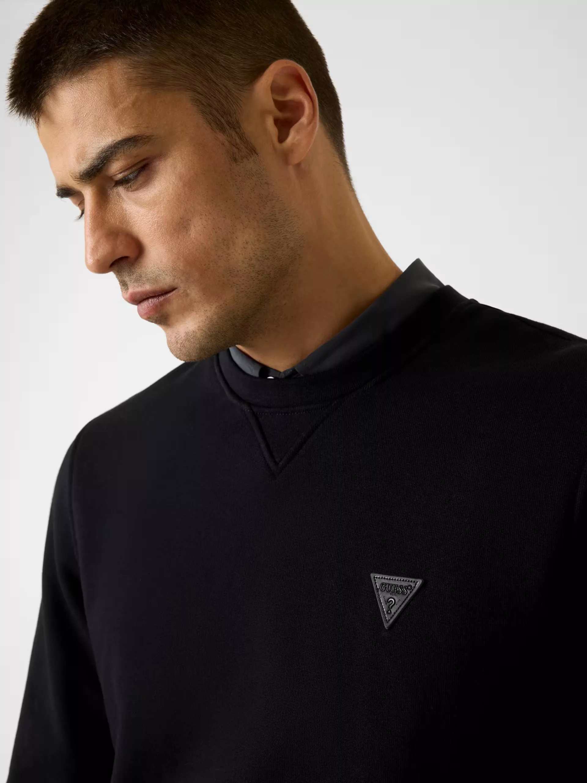 Sudadera Guess Hombre Negra – Cuello Redondo y Logo