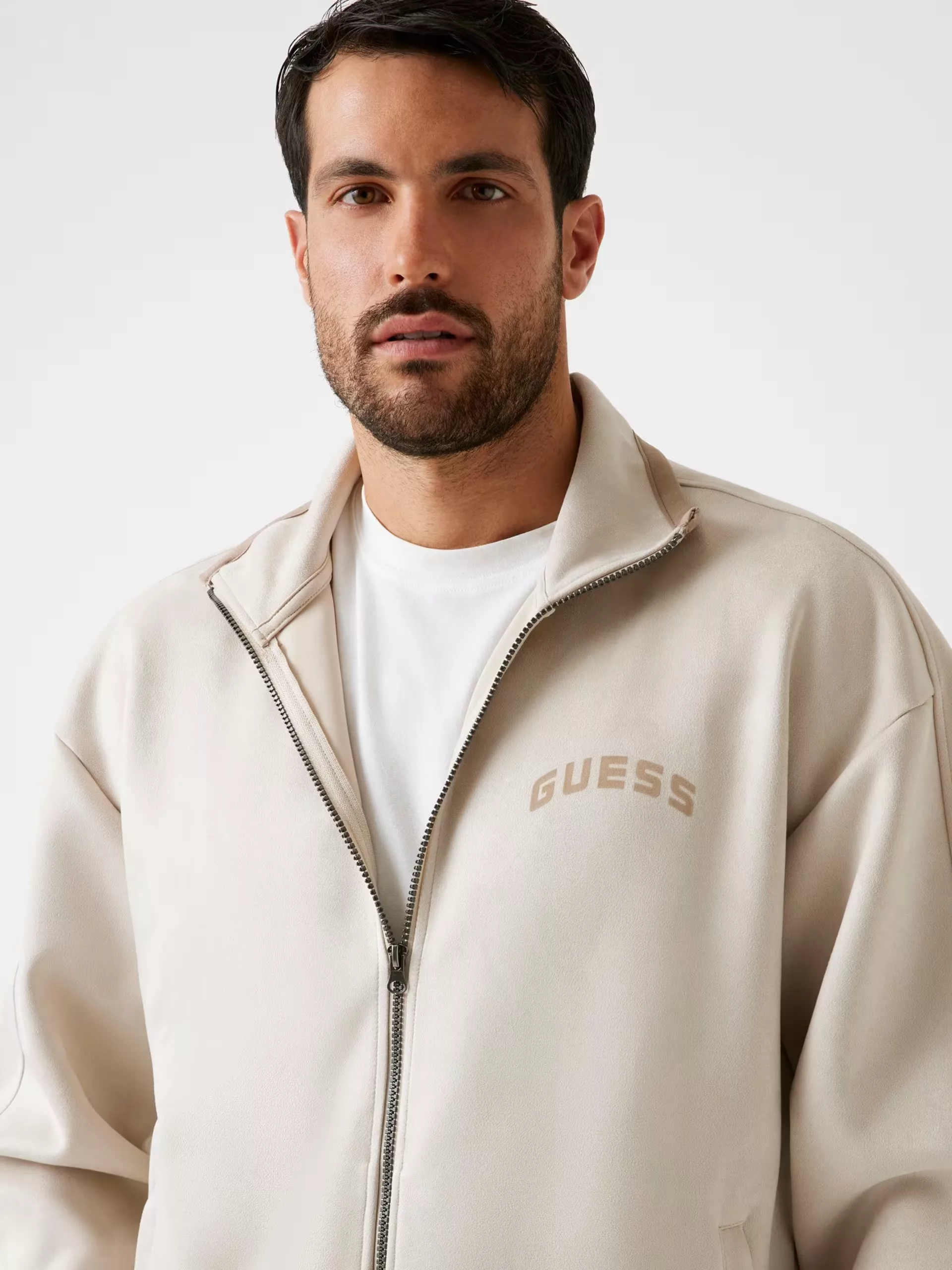 Chaqueta Guess Hombre Beige Claro – Cremallera y Logo