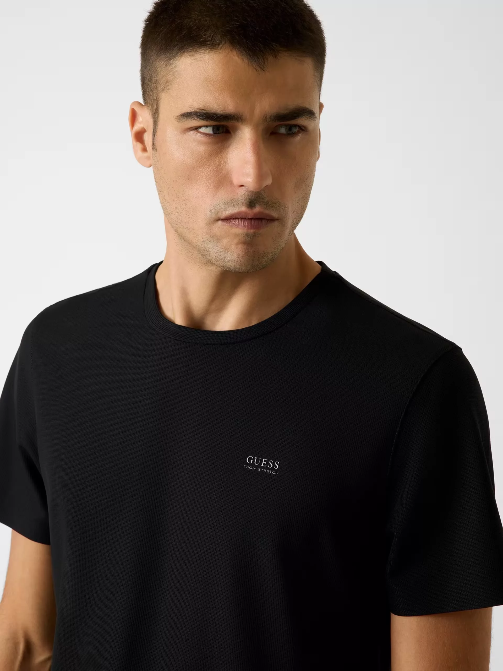 Camiseta Negra Guess Hombre – Algodón Orgánico Slim Fit Camiseta Negra Guess Hombre – Algodón Orgánico Slim Fit