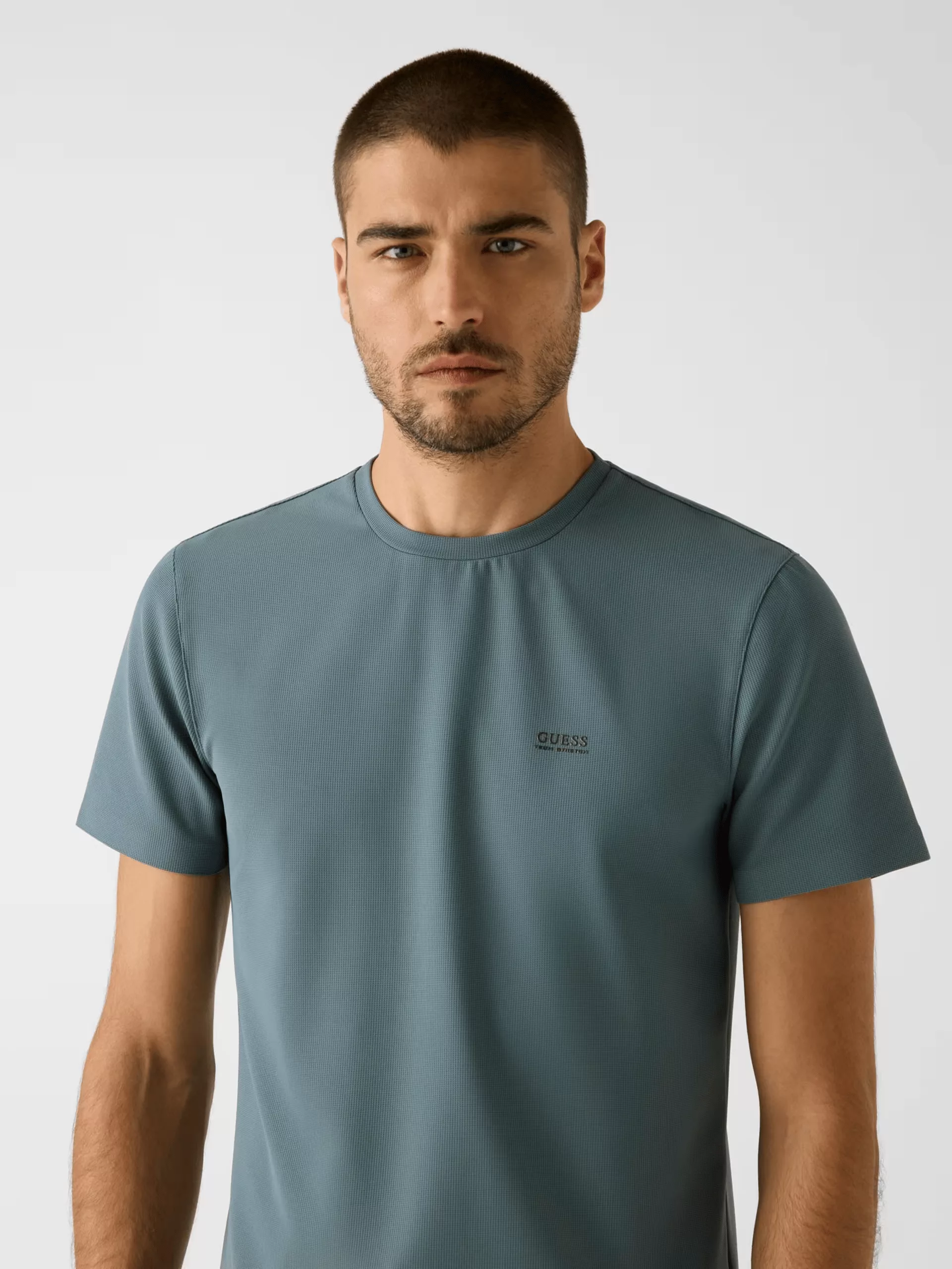 Camiseta Verde Guess Hombre – Slim Fit de Algodón Orgánico Camiseta Verde Guess Hombre – Slim Fit de Algodón Orgánico