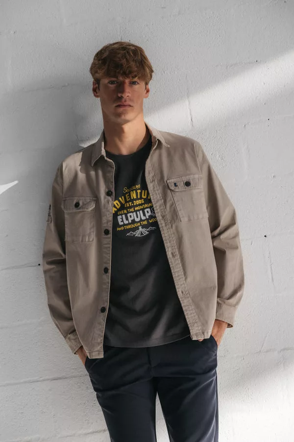 Sobrecamisa elPulpo beige con bolsillos frontales Sobrecamisa elPulpo beige con bolsillos frontales