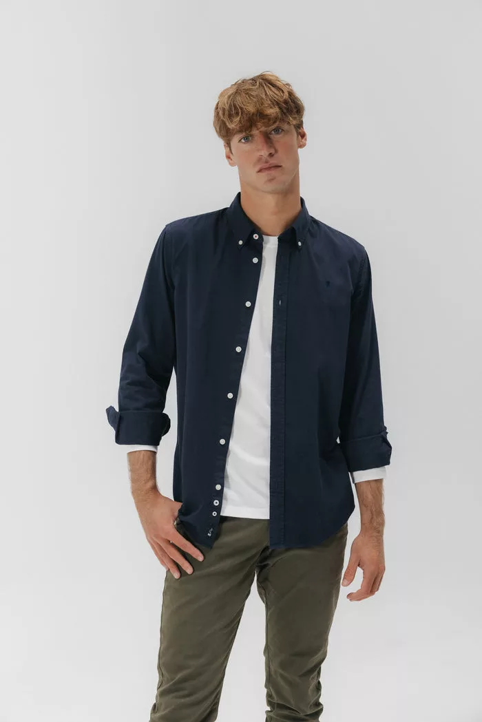 Camisa azul marino de sarga para hombre – estilo casual
