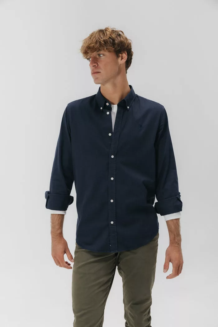 Camisa azul marino de sarga para hombre – estilo casual
