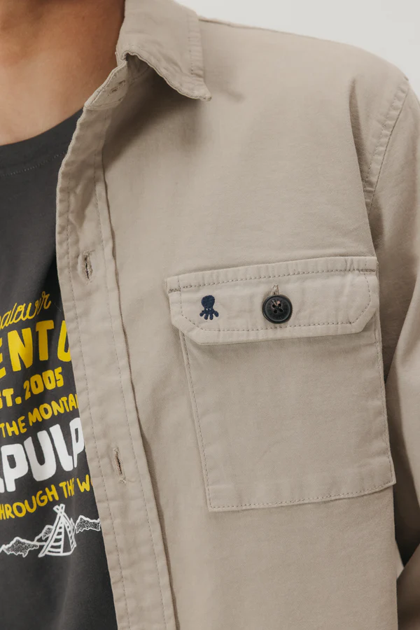 Sobrecamisa elPulpo beige con bolsillos frontales Sobrecamisa elPulpo beige con bolsillos frontales
