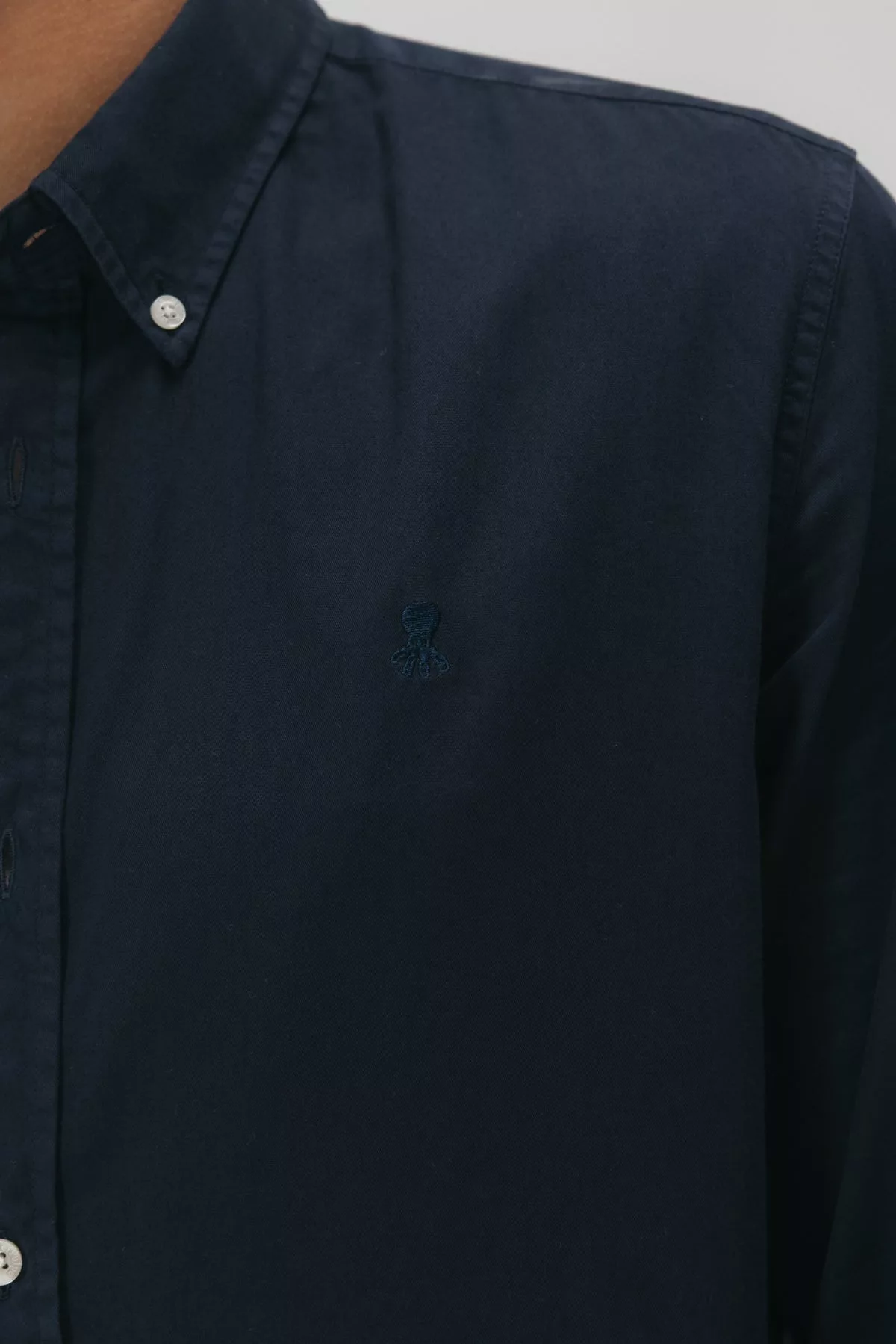 Camisa azul marino de sarga para hombre – estilo casual