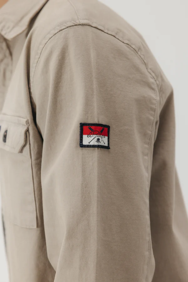 Sobrecamisa elPulpo beige con bolsillos frontales Sobrecamisa elPulpo beige con bolsillos frontales