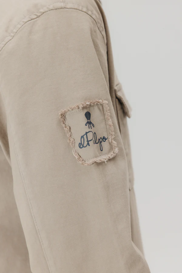 Sobrecamisa elPulpo beige con bolsillos frontales Sobrecamisa elPulpo beige con bolsillos frontales