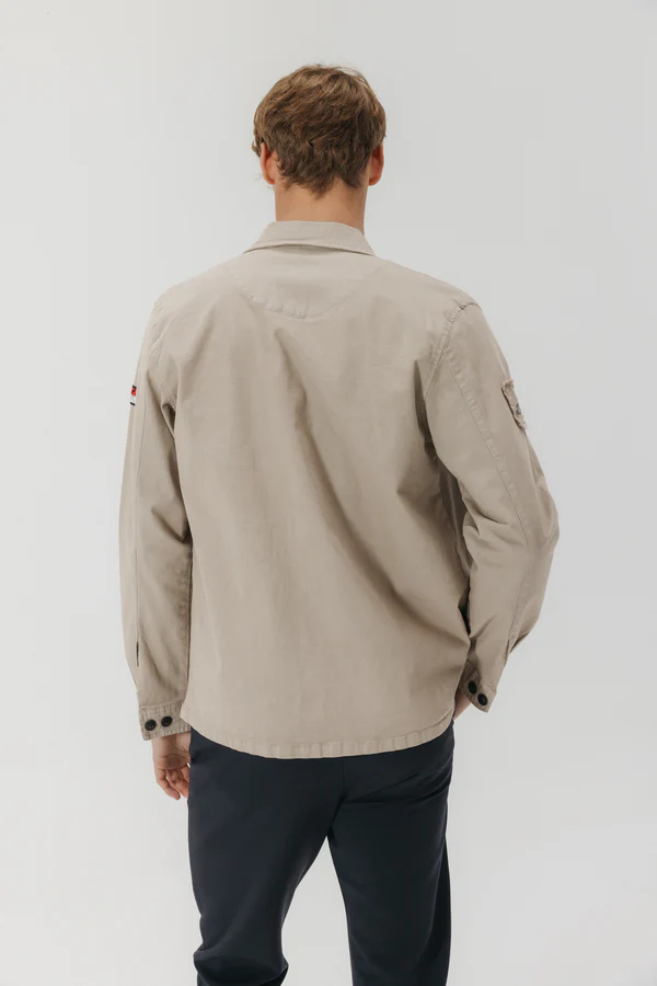 Sobrecamisa elPulpo beige con bolsillos frontales Sobrecamisa elPulpo beige con bolsillos frontales