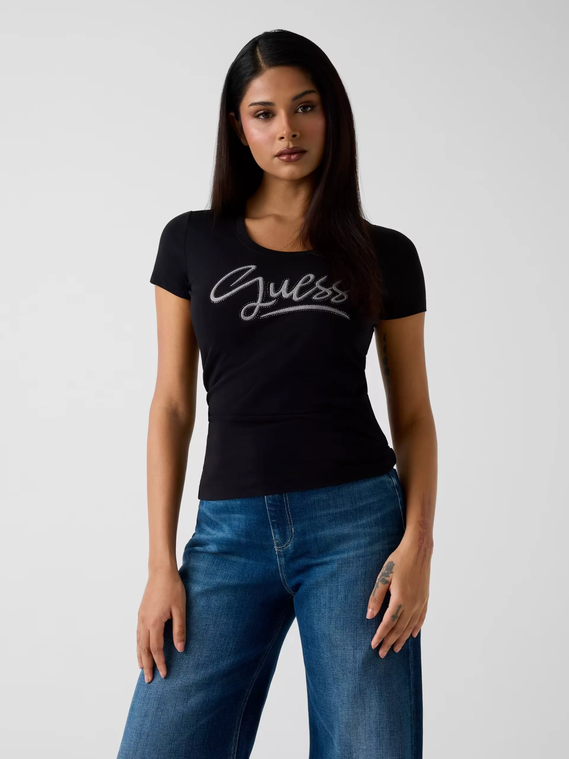 Camiseta negra GUESS con logo brillante frontal