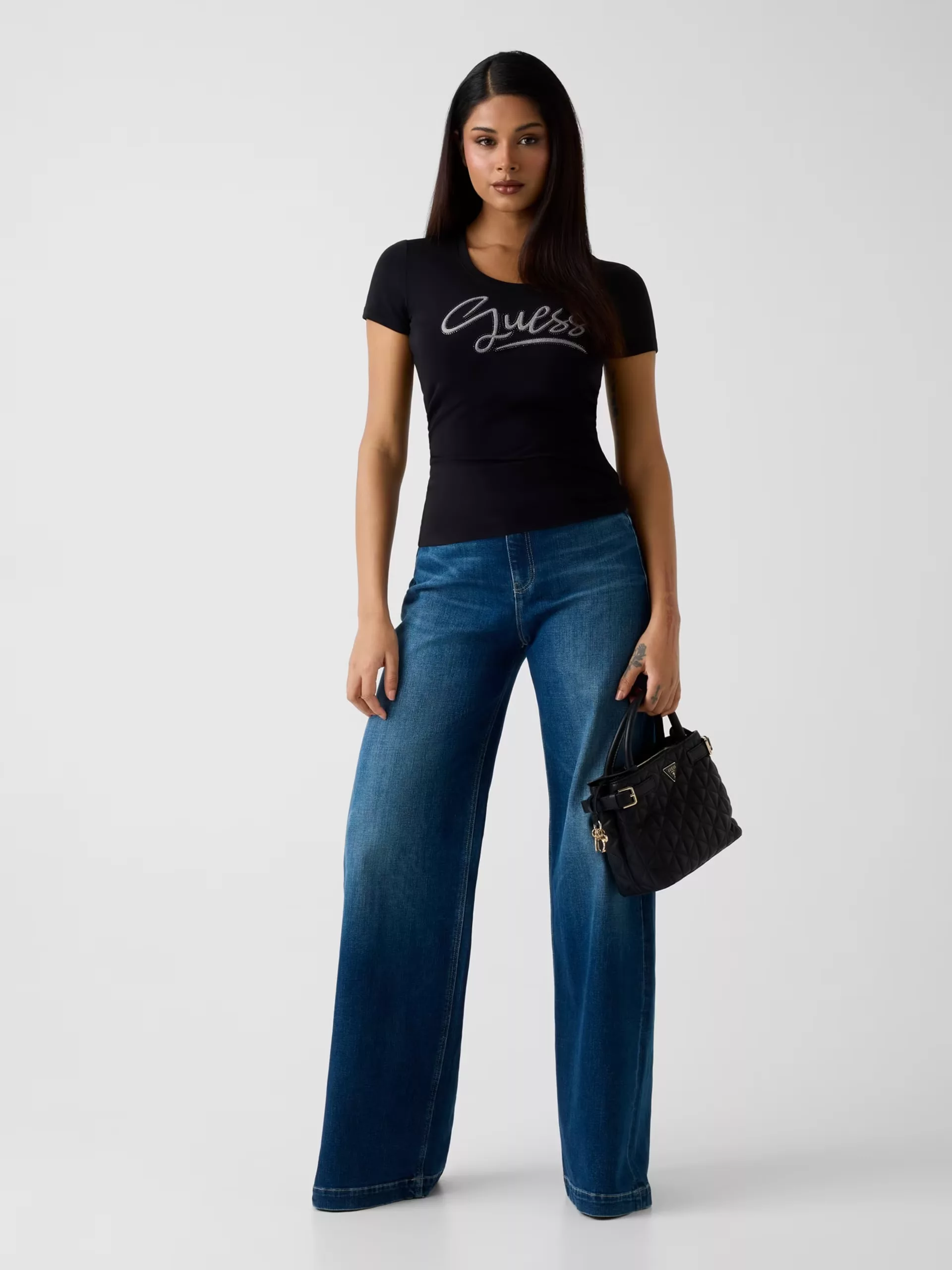 Camiseta negra GUESS con logo brillante frontal