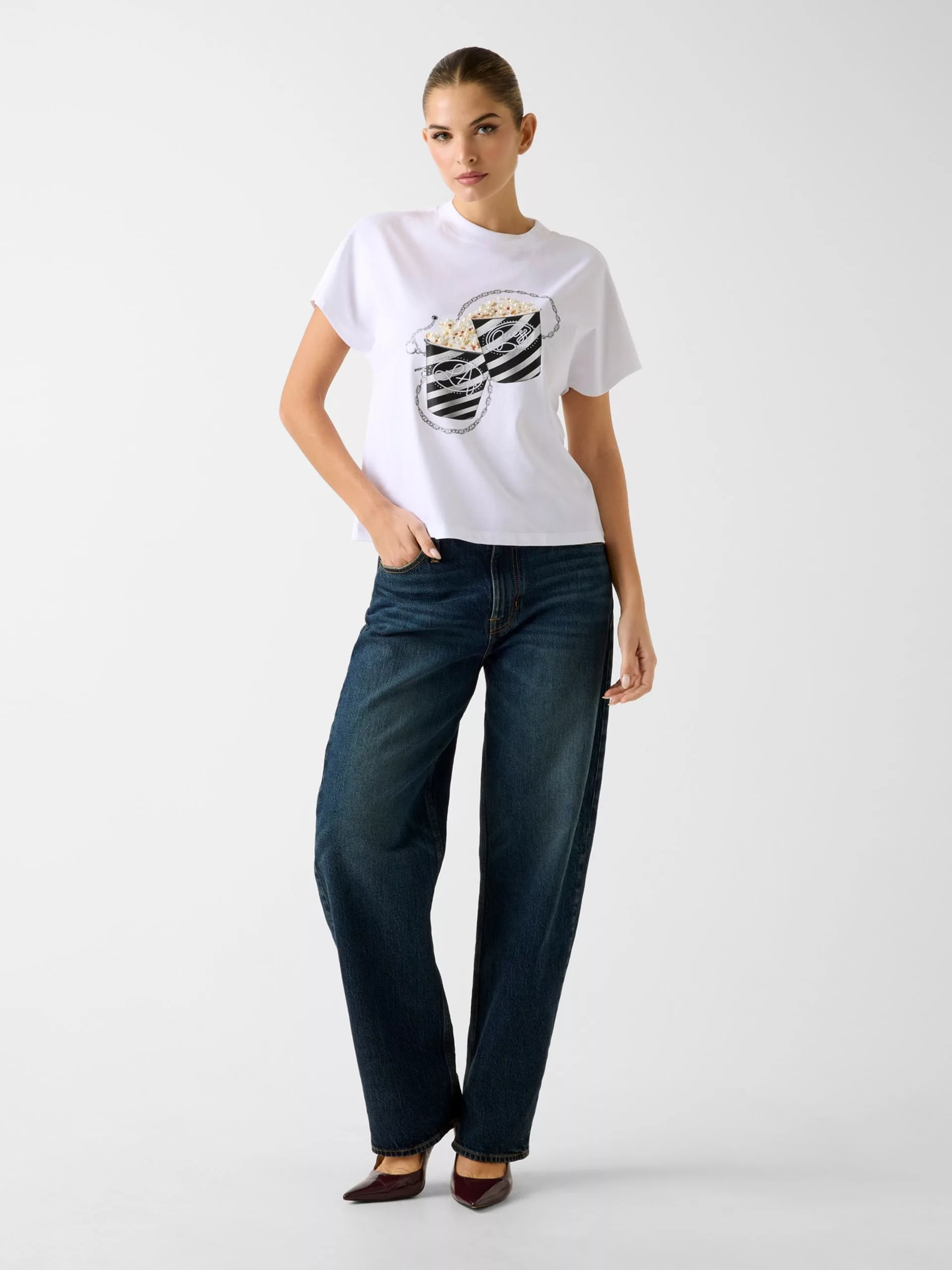 Camiseta GUESS blanca con diseño de palomitas 3D