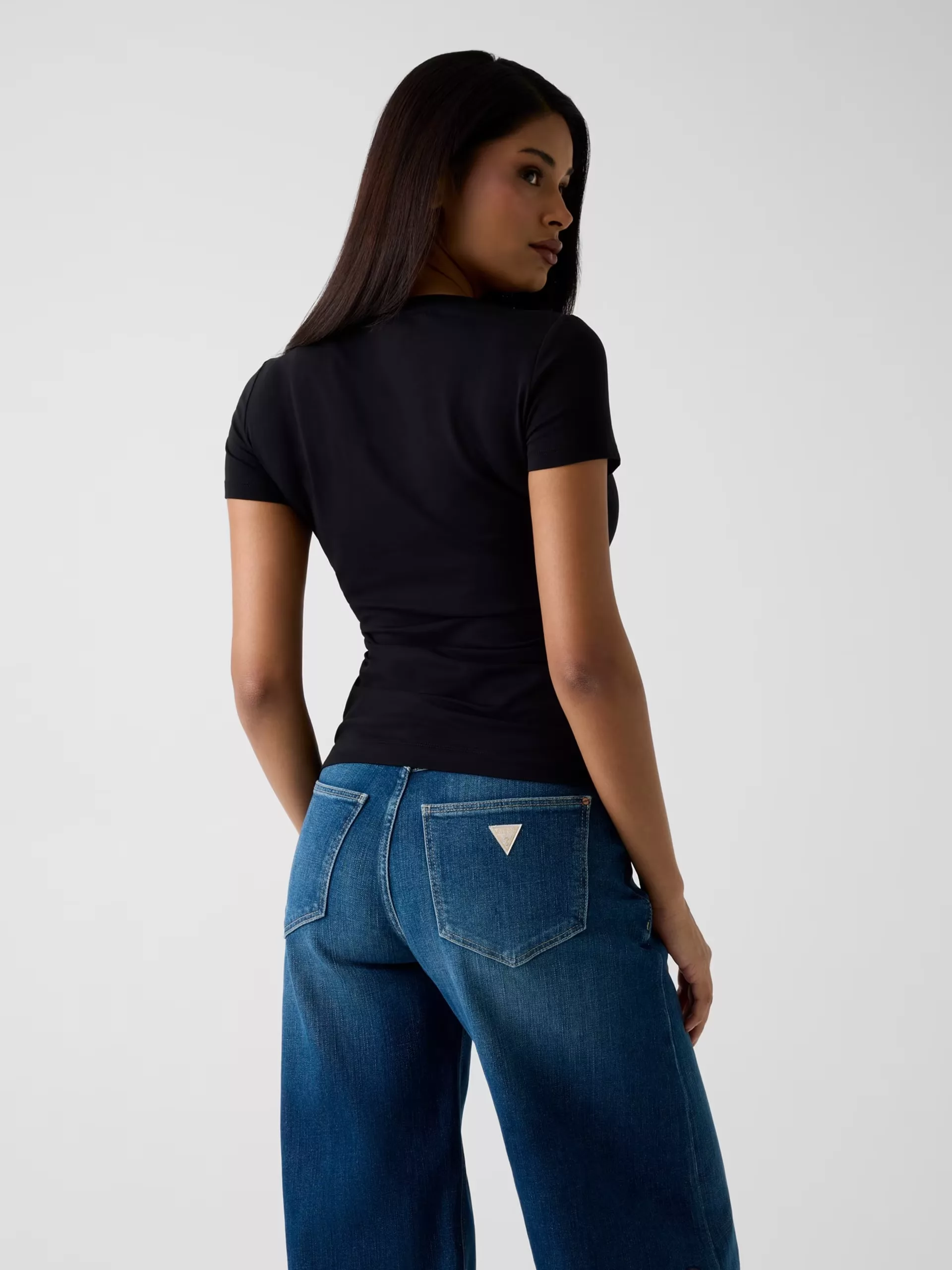 Camiseta negra GUESS con logo brillante frontal