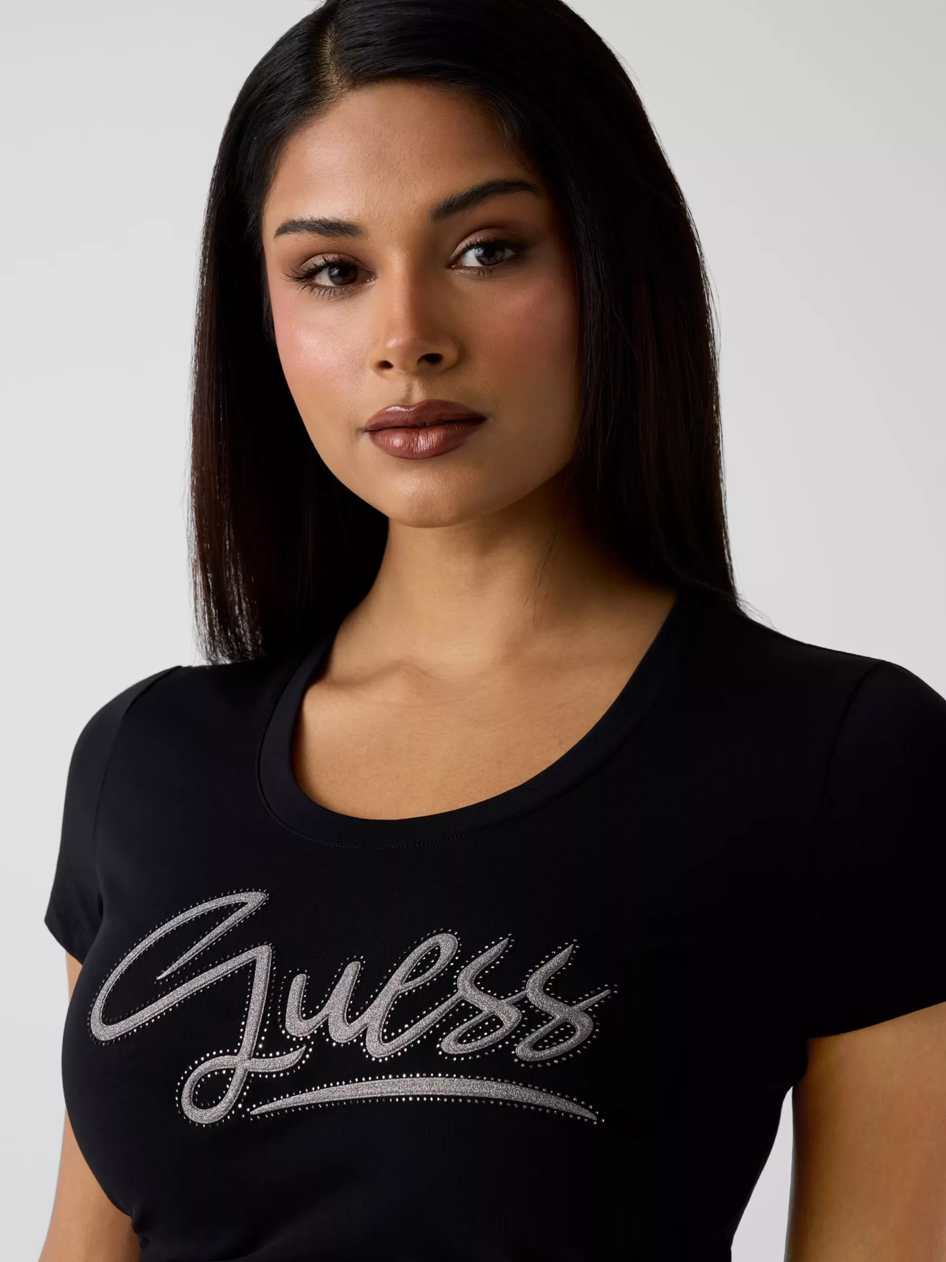 Camiseta negra GUESS con logo brillante frontal