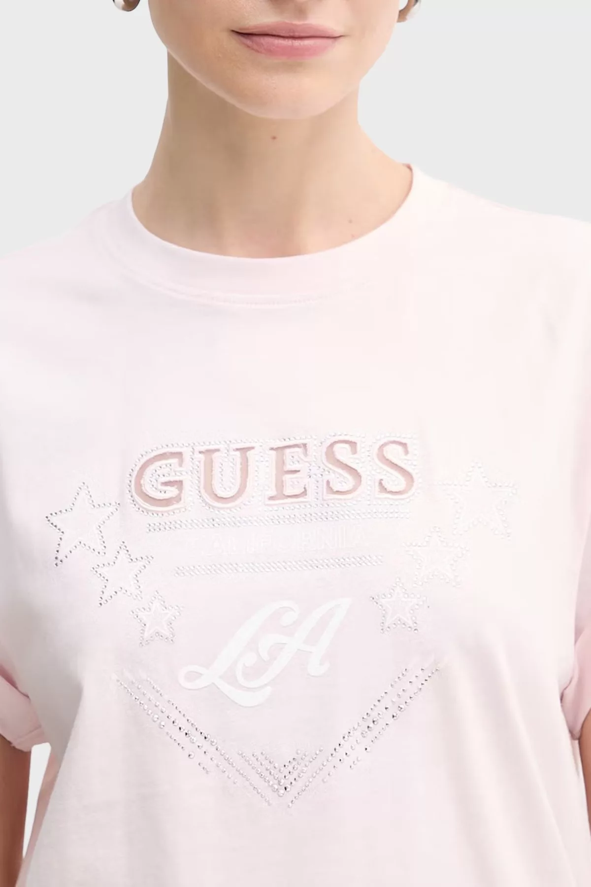 Camiseta rosa claro con strass y logo GUESS