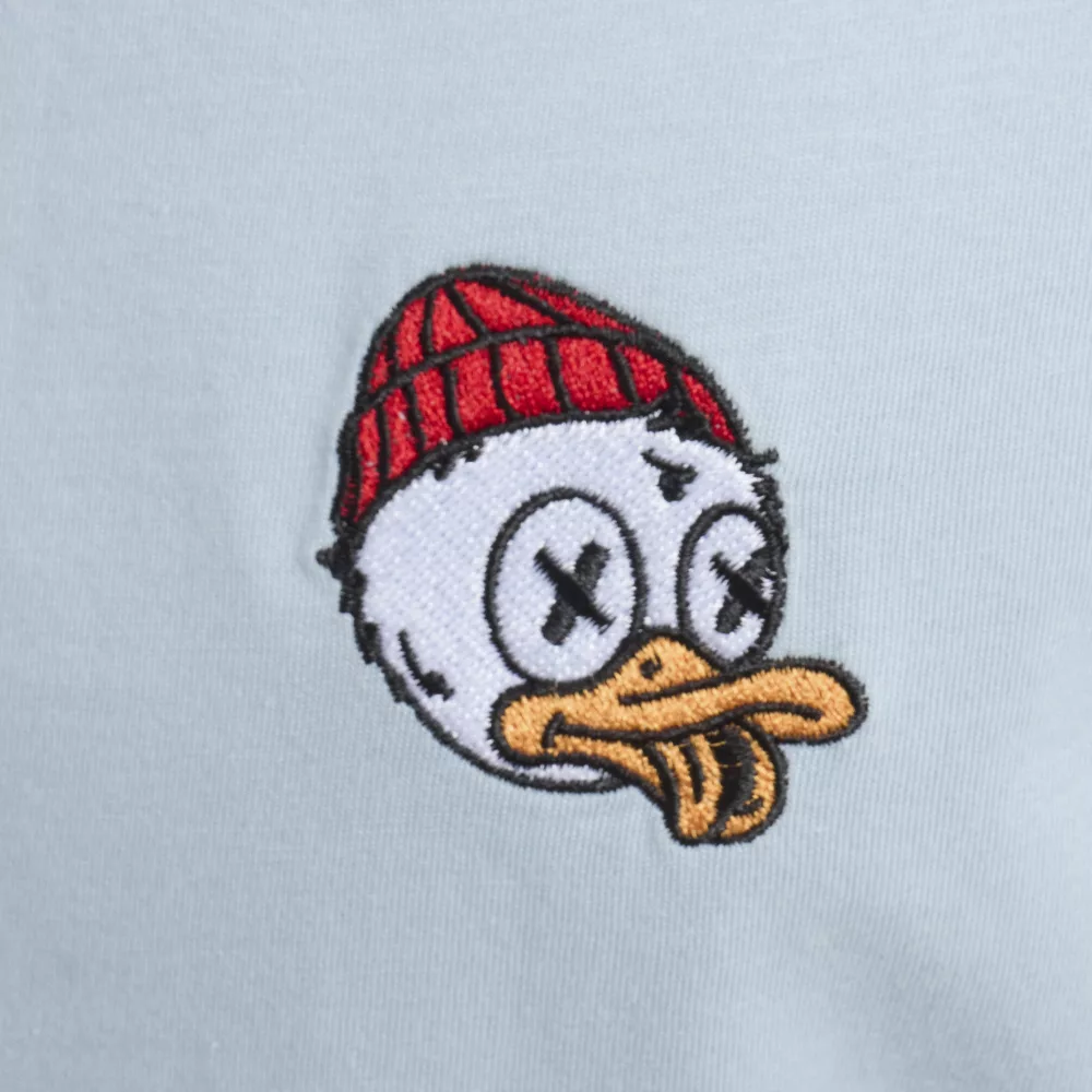 Camiseta azul con pato bordado – Hydroponic Duckling