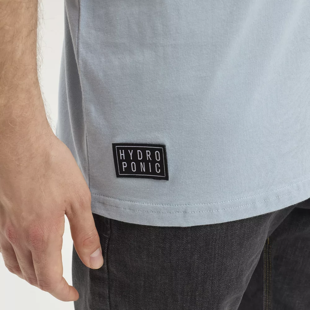 Camiseta azul con pato bordado – Hydroponic Duckling