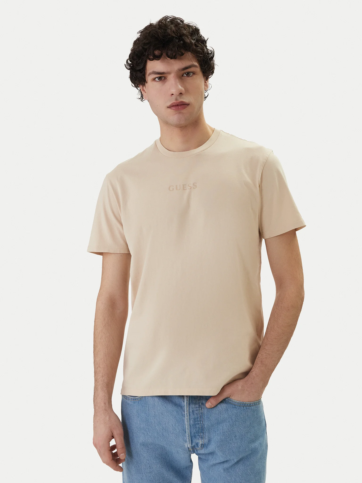 Camiseta Guess Beige Logo Frontal y Estampado Trasero