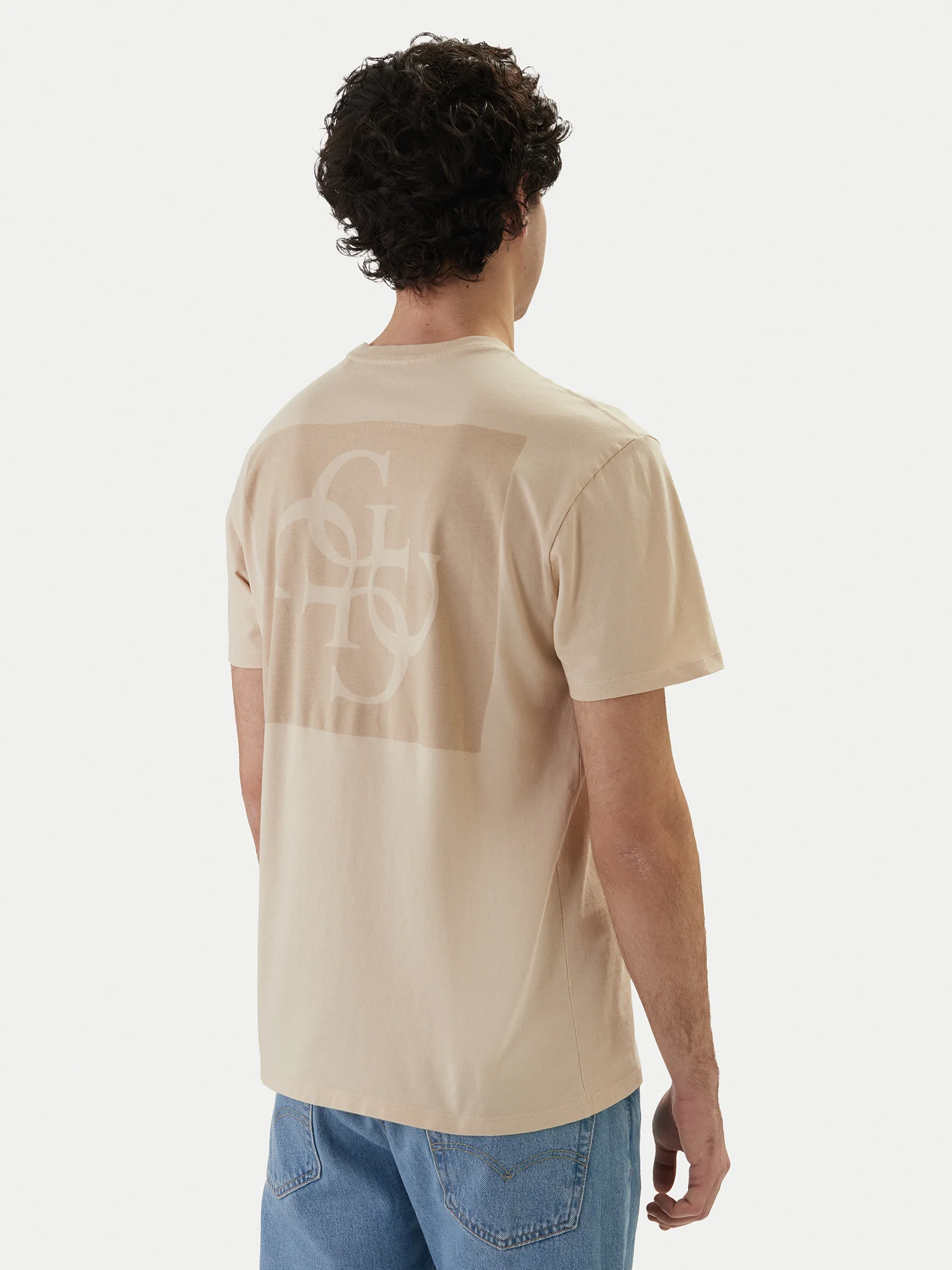 Camiseta Guess Beige Logo Frontal y Estampado Trasero