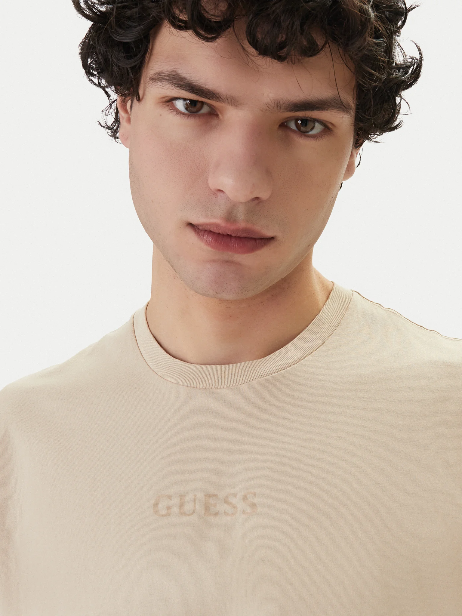 Camiseta Guess Beige Logo Frontal y Estampado Trasero