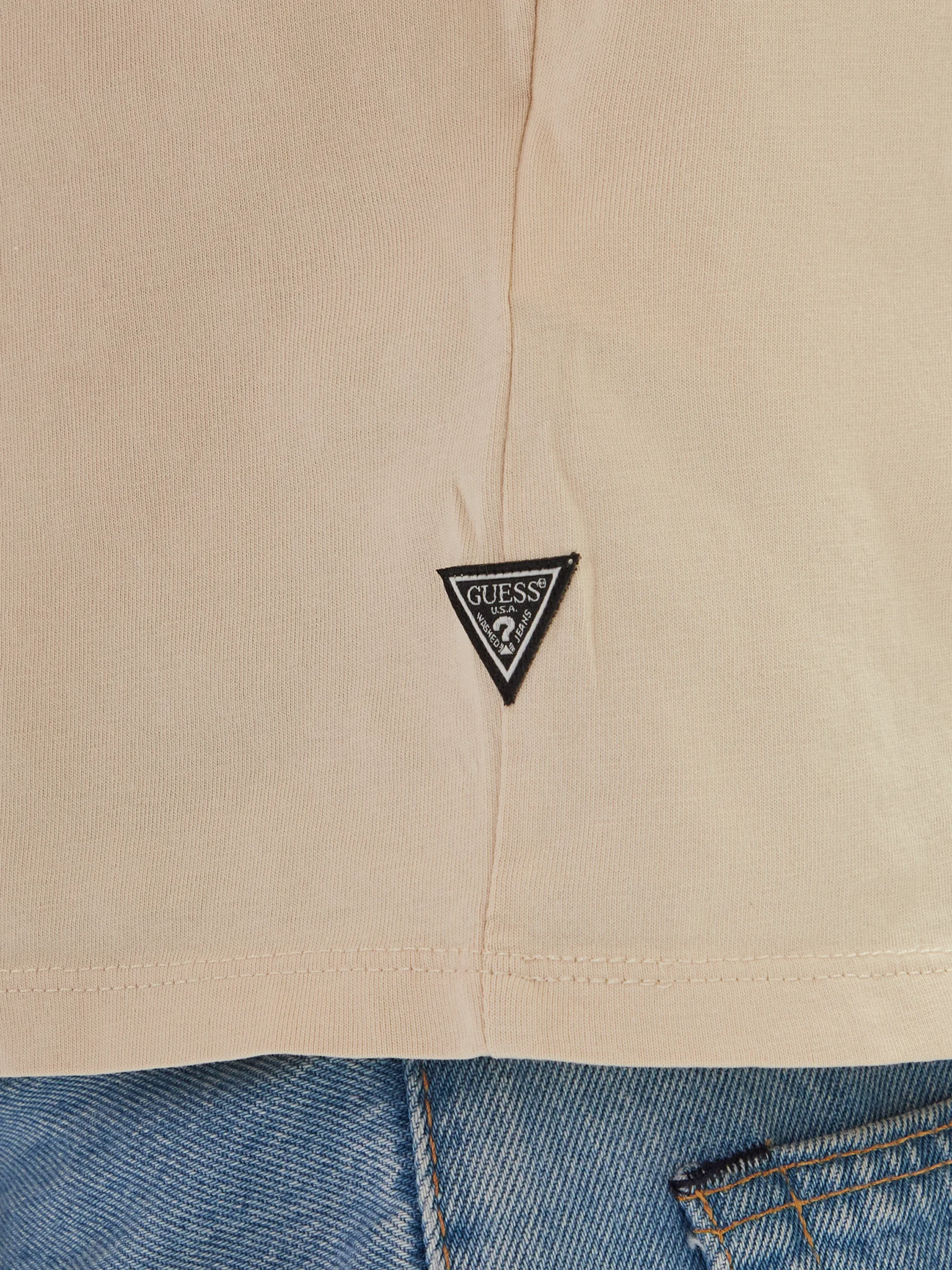 Camiseta Guess Beige Logo Frontal y Estampado Trasero